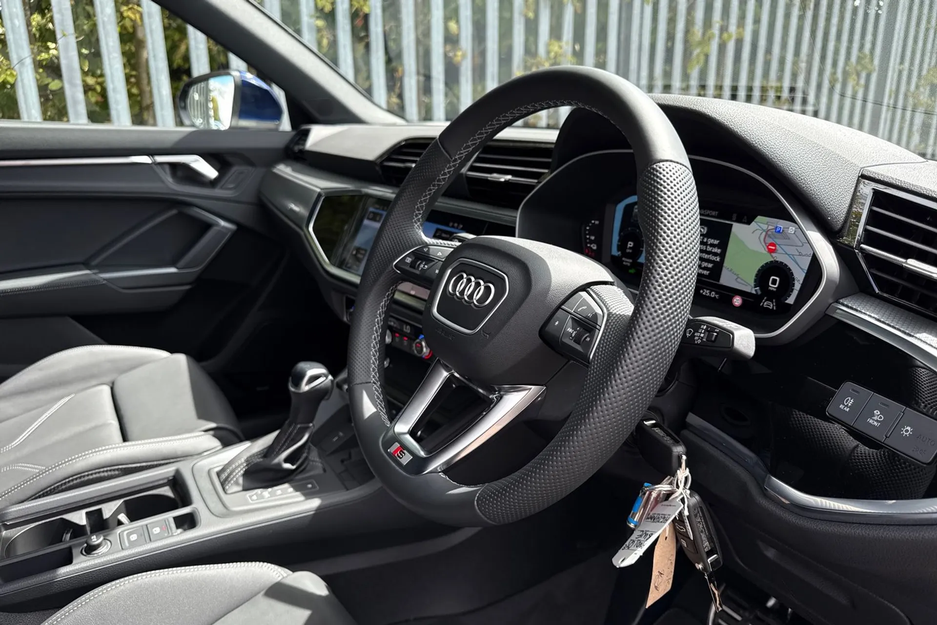 Audi Q3 thumbnail image number 25