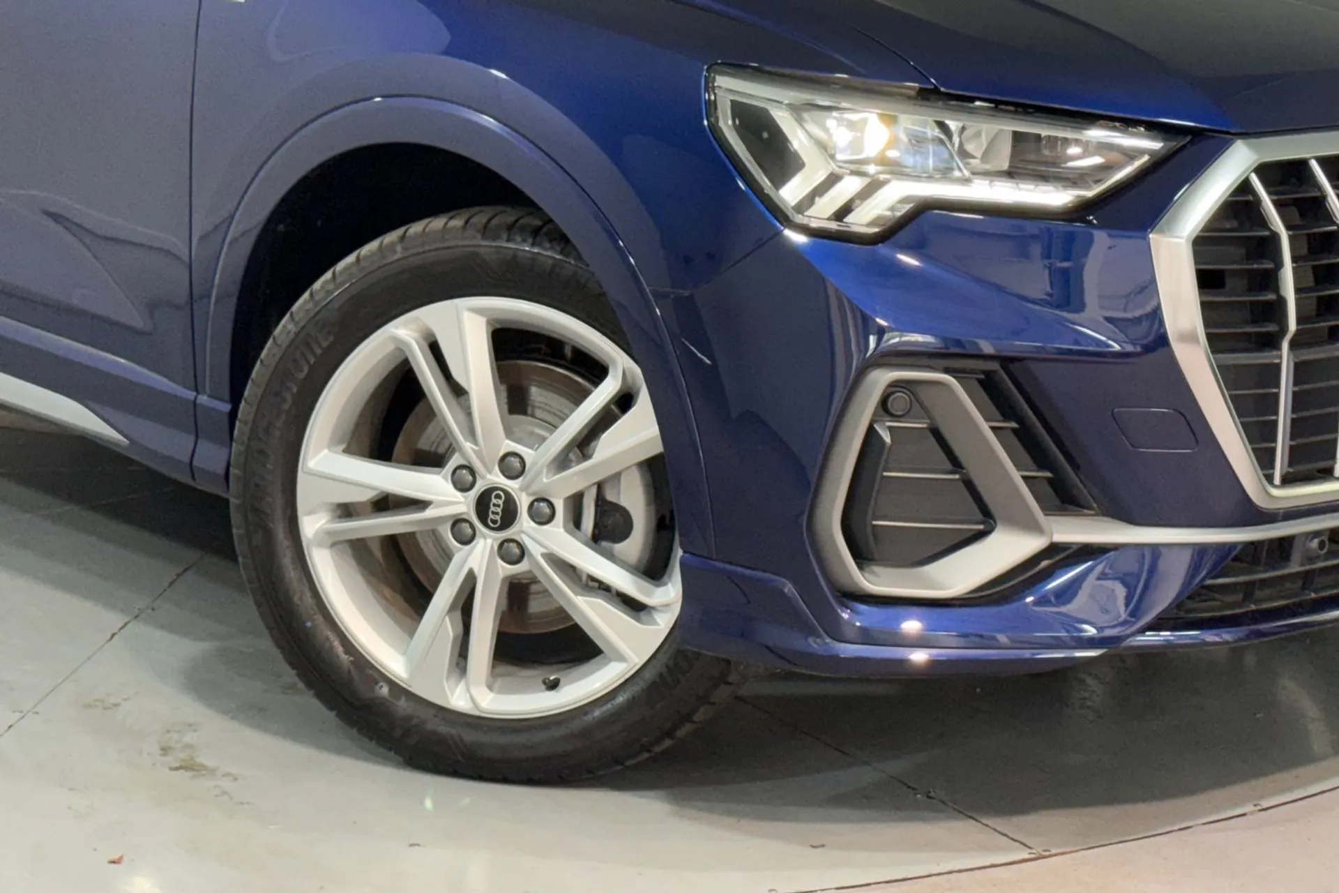 Audi Q3 thumbnail image number 10