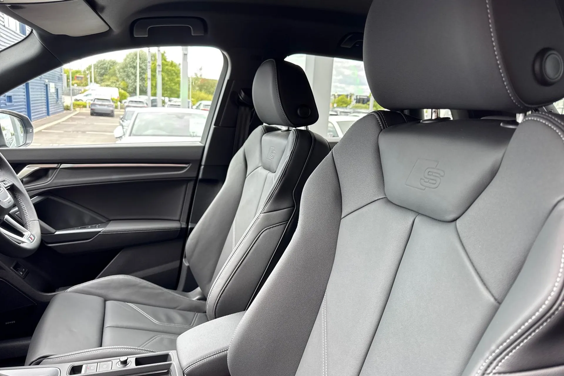 Audi Q3 thumbnail image number 28