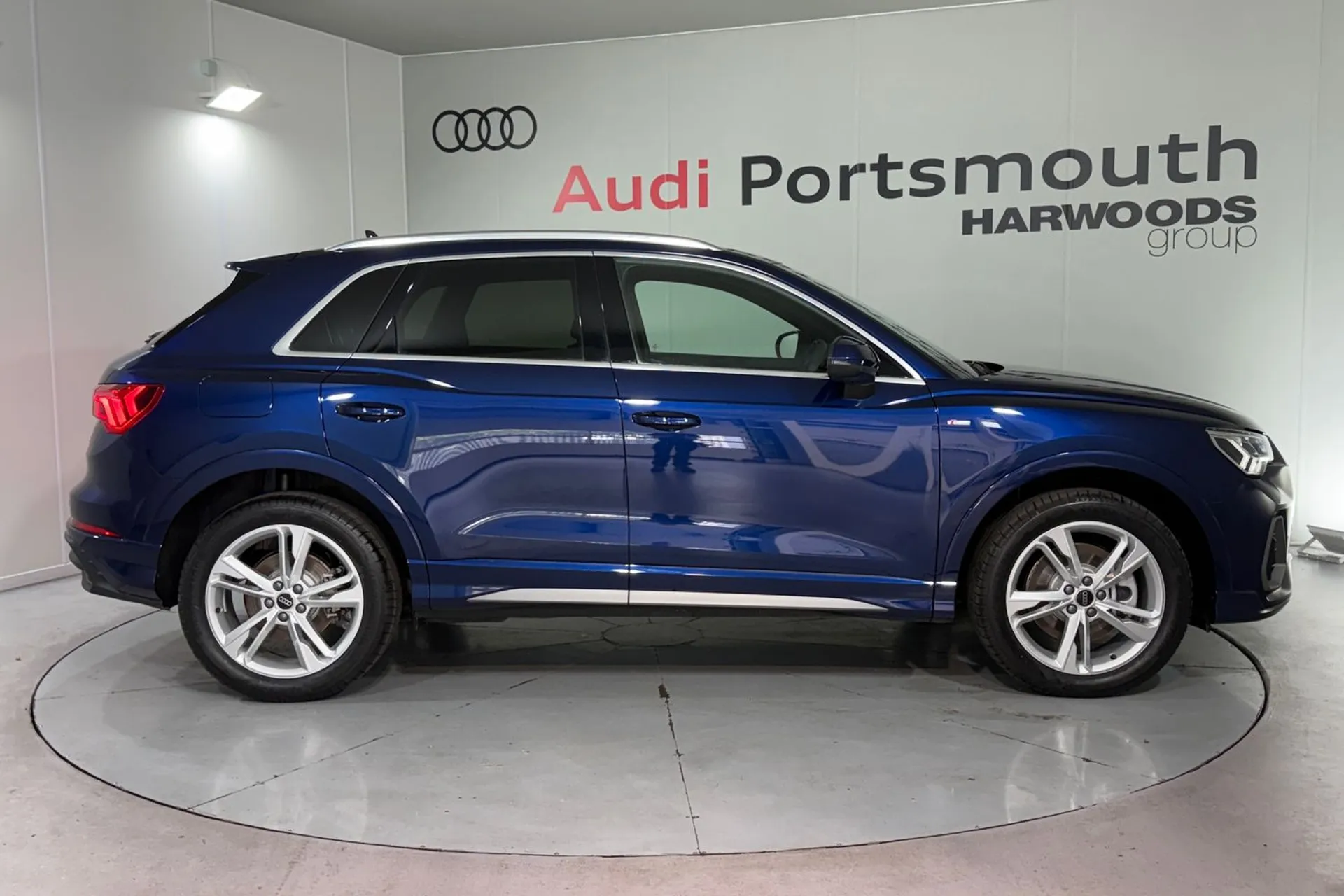 Audi Q3 thumbnail image number 2