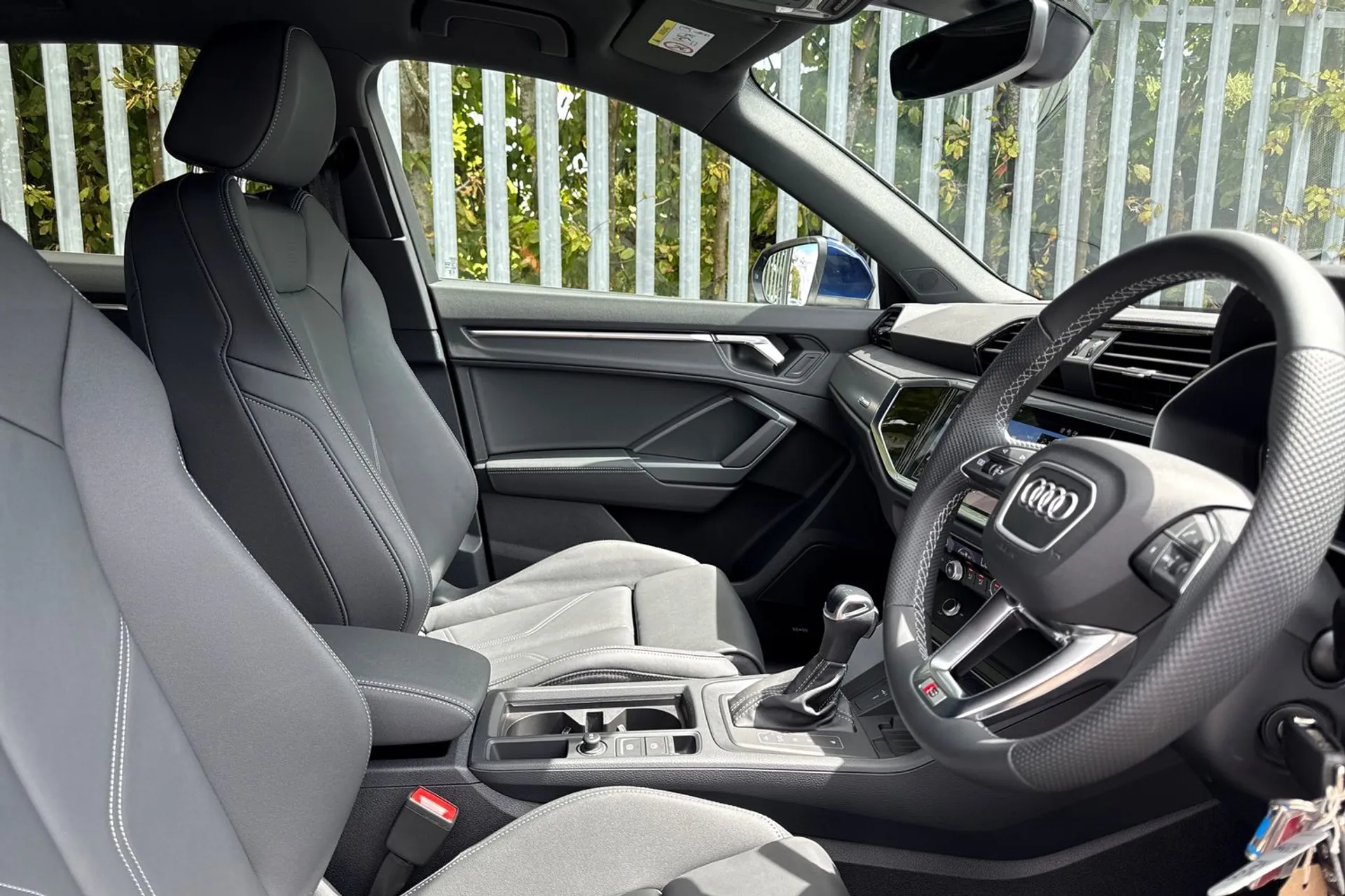 Audi Q3 thumbnail image number 24