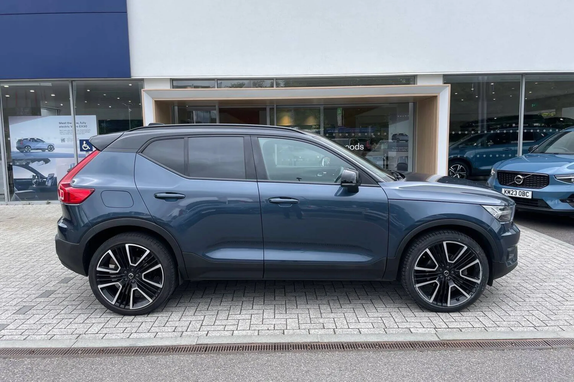 Volvo XC40 thumbnail image number 2