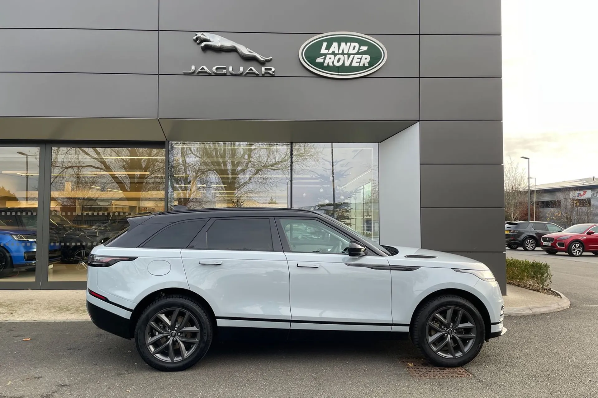 LAND ROVER RANGE ROVER VELAR thumbnail image number 2