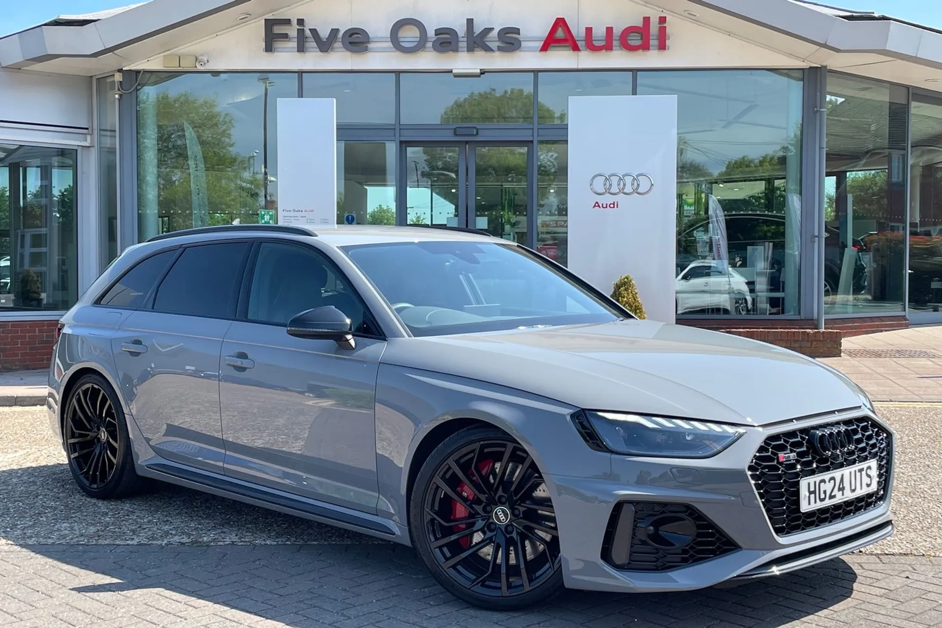 Audi RS4 focused image