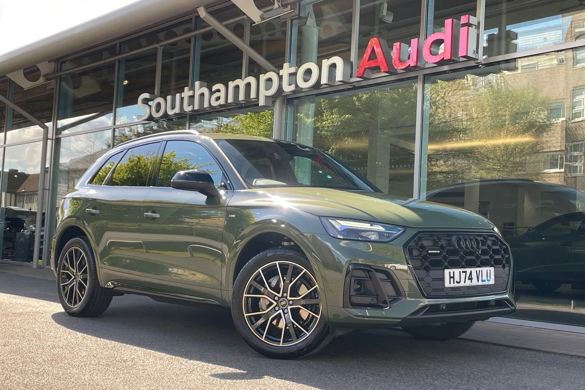 Audi Q5 focused image