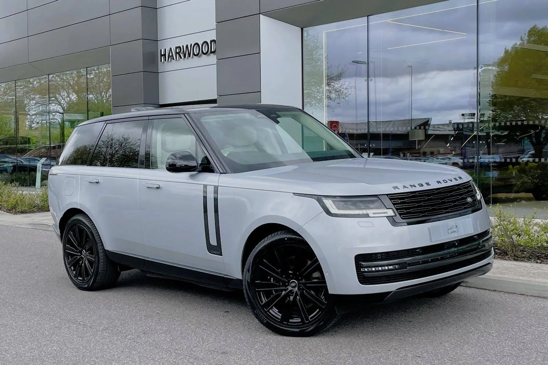 LAND ROVER RANGE ROVER focused image