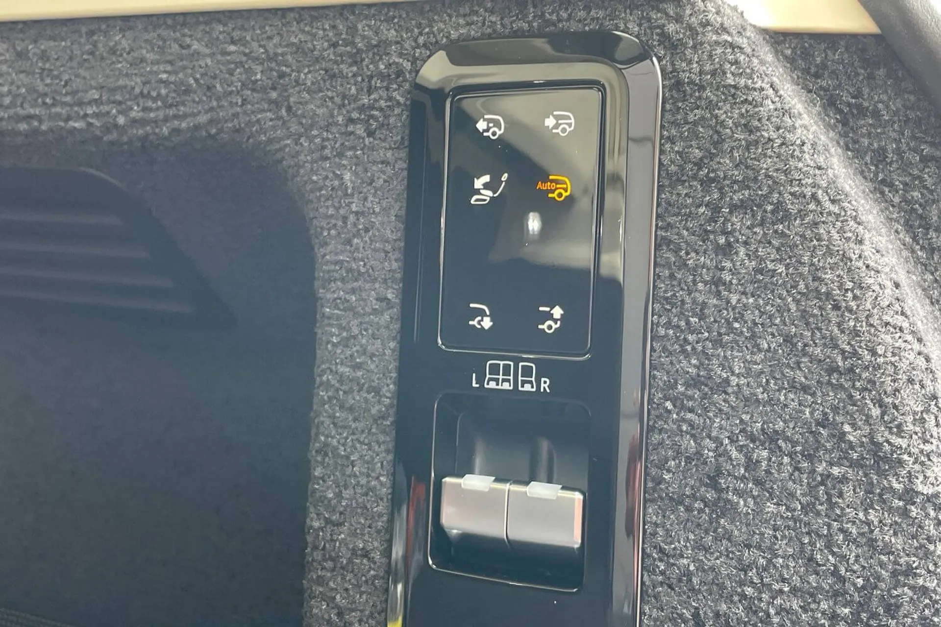 LAND ROVER RANGE ROVER thumbnail image number 31