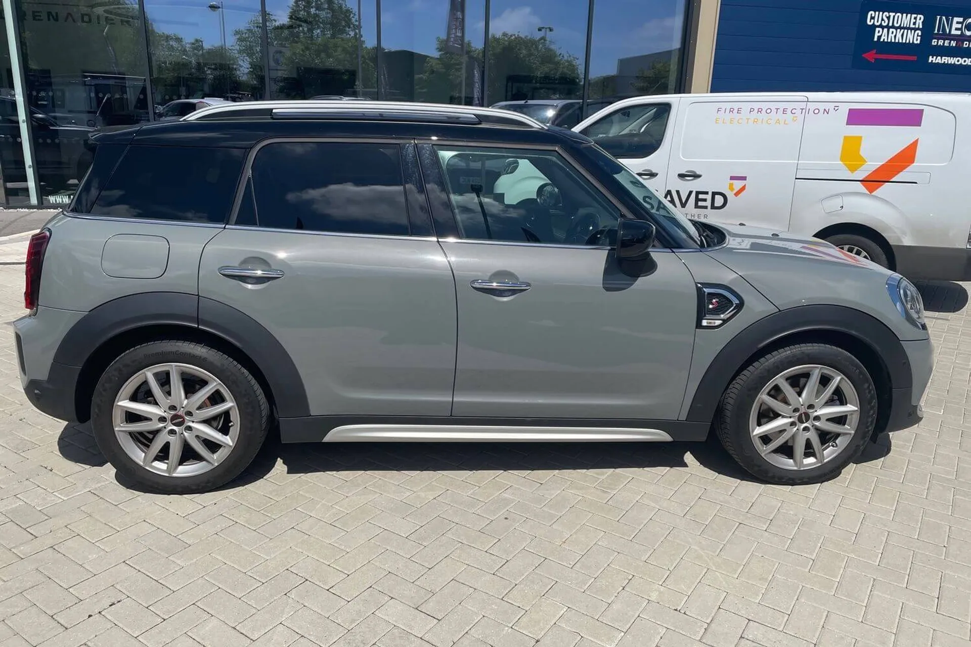 MINI COUNTRYMAN thumbnail image number 2