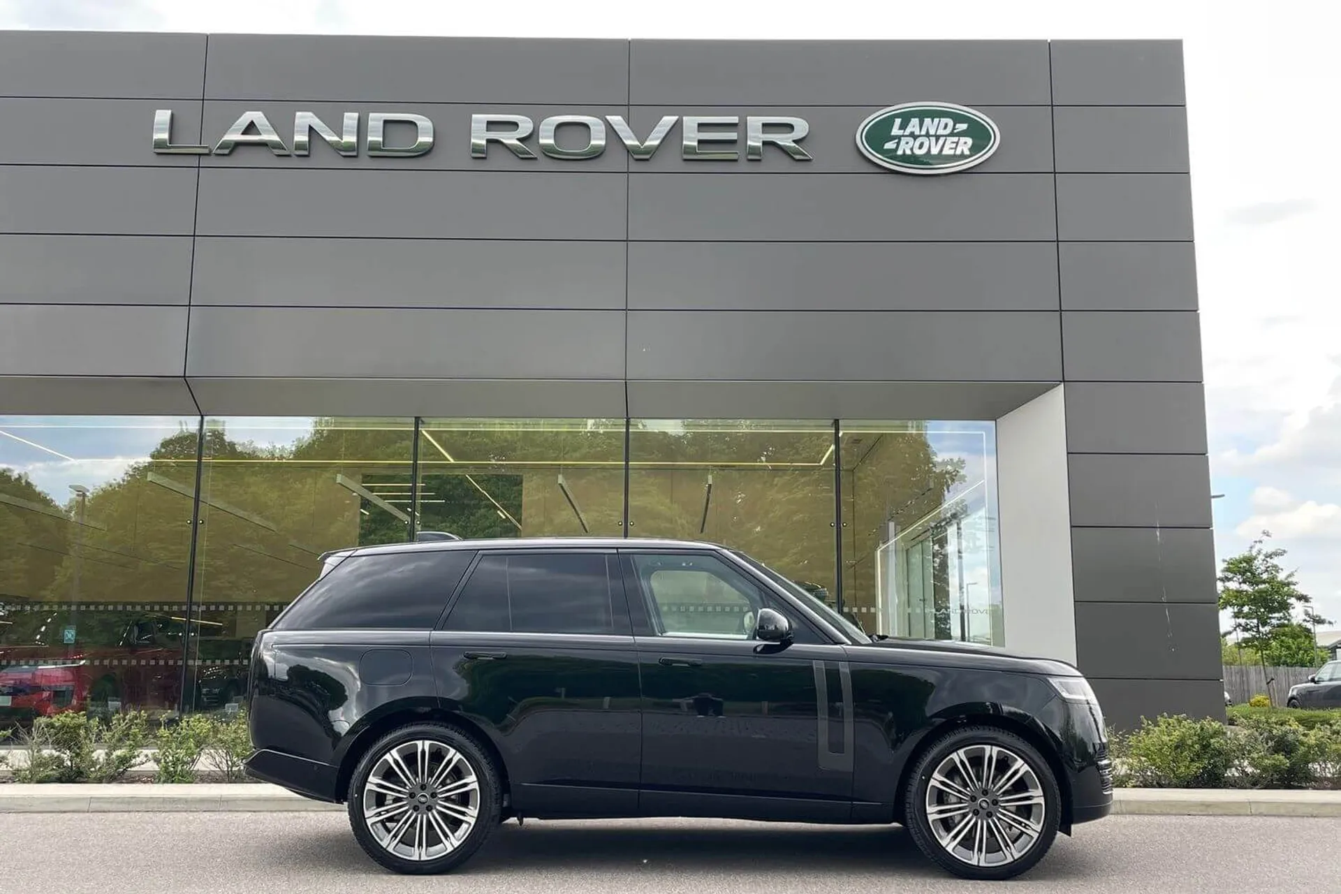 LAND ROVER RANGE ROVER thumbnail image number 2