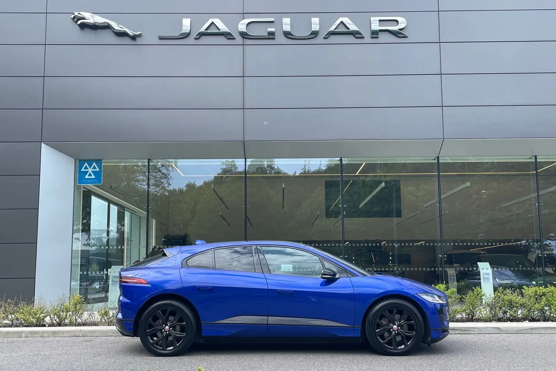 Jaguar I-PACE thumbnail image number 2