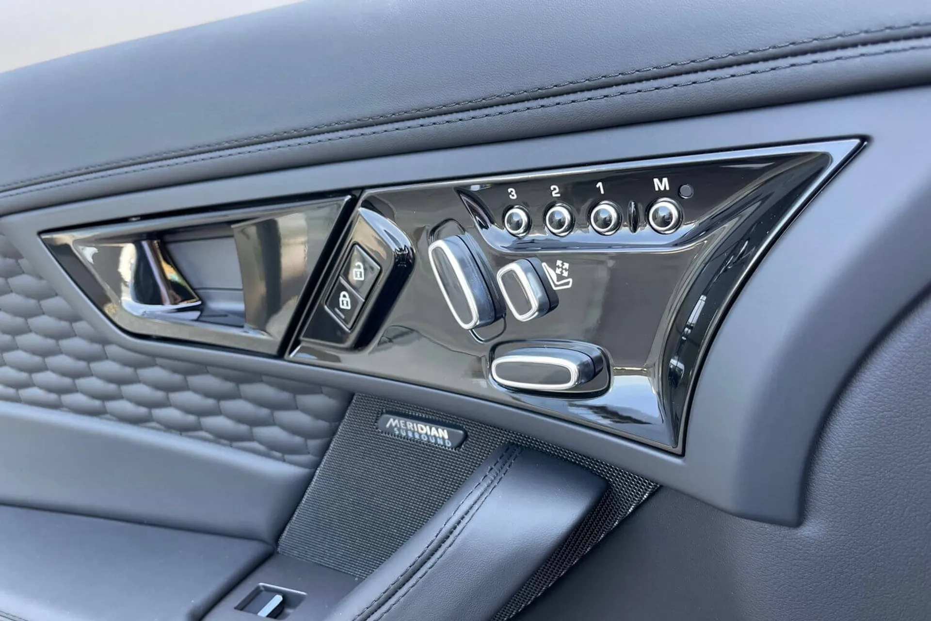 Jaguar F-TYPE thumbnail image number 30