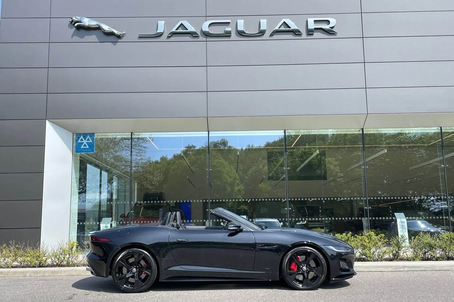 Jaguar F-TYPE thumbnail image number 2