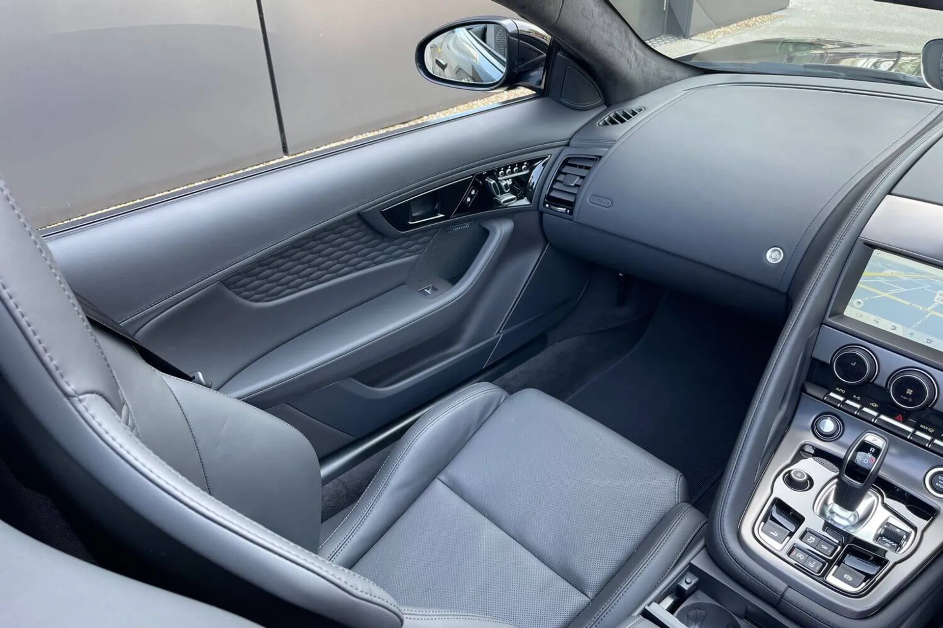 Jaguar F-TYPE thumbnail image number 14