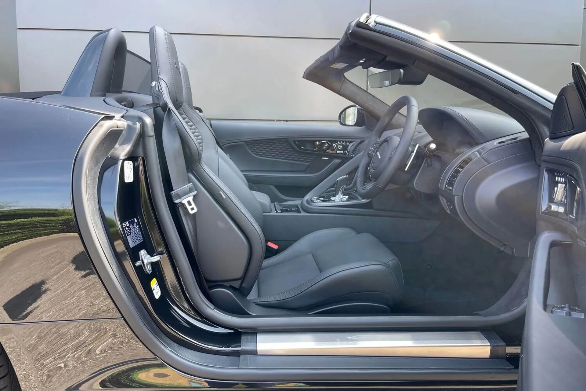 Jaguar F-TYPE thumbnail image number 23