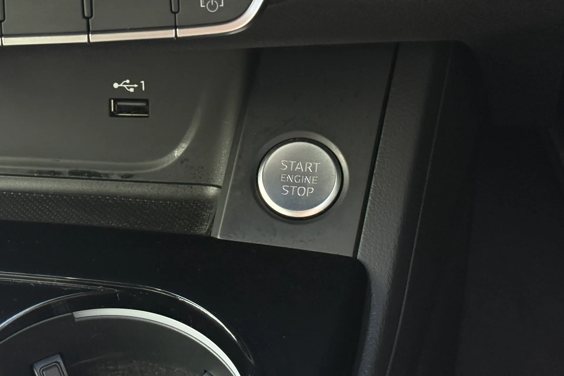Audi A4 thumbnail image number 25