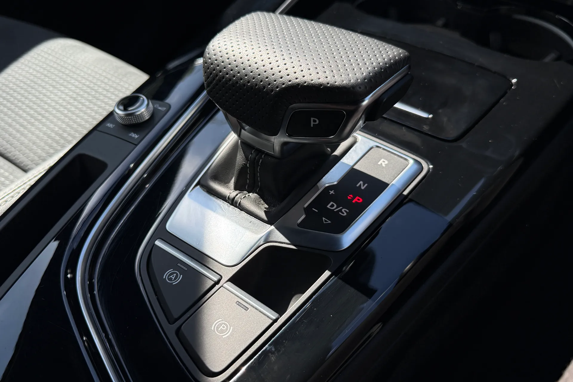 Audi A4 thumbnail image number 27