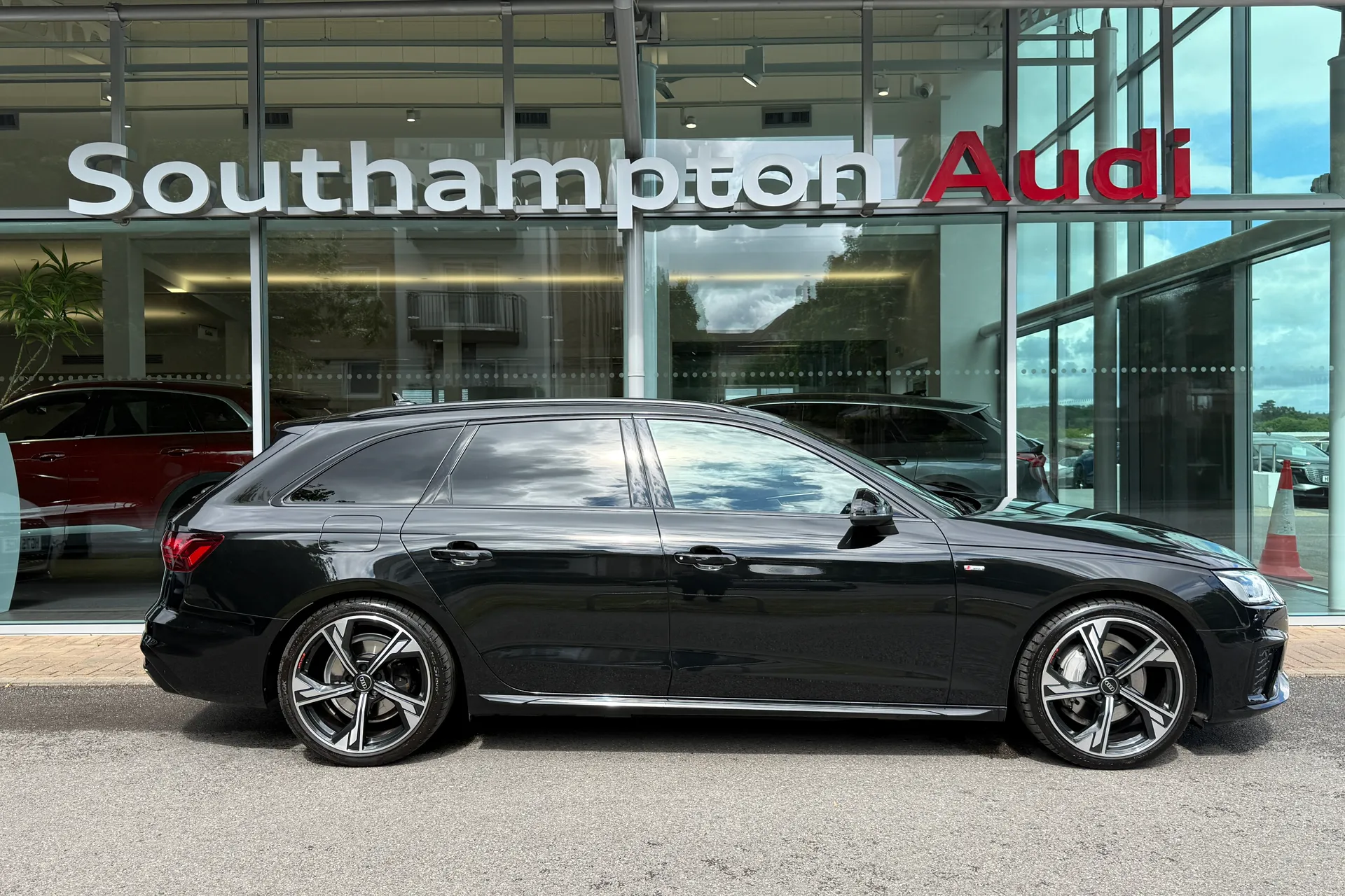 Audi A4 thumbnail image number 2