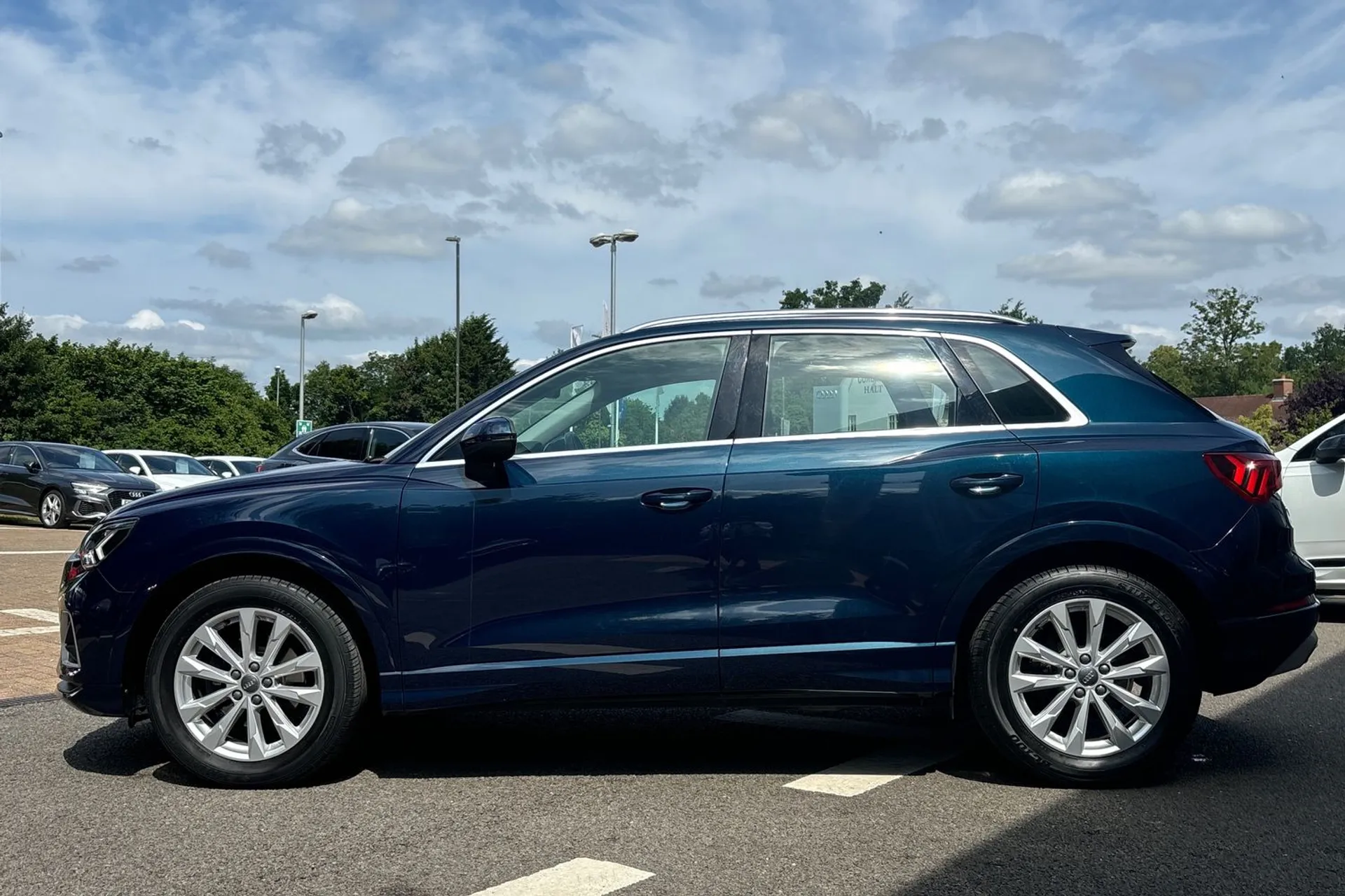 Audi Q3 thumbnail image number 9