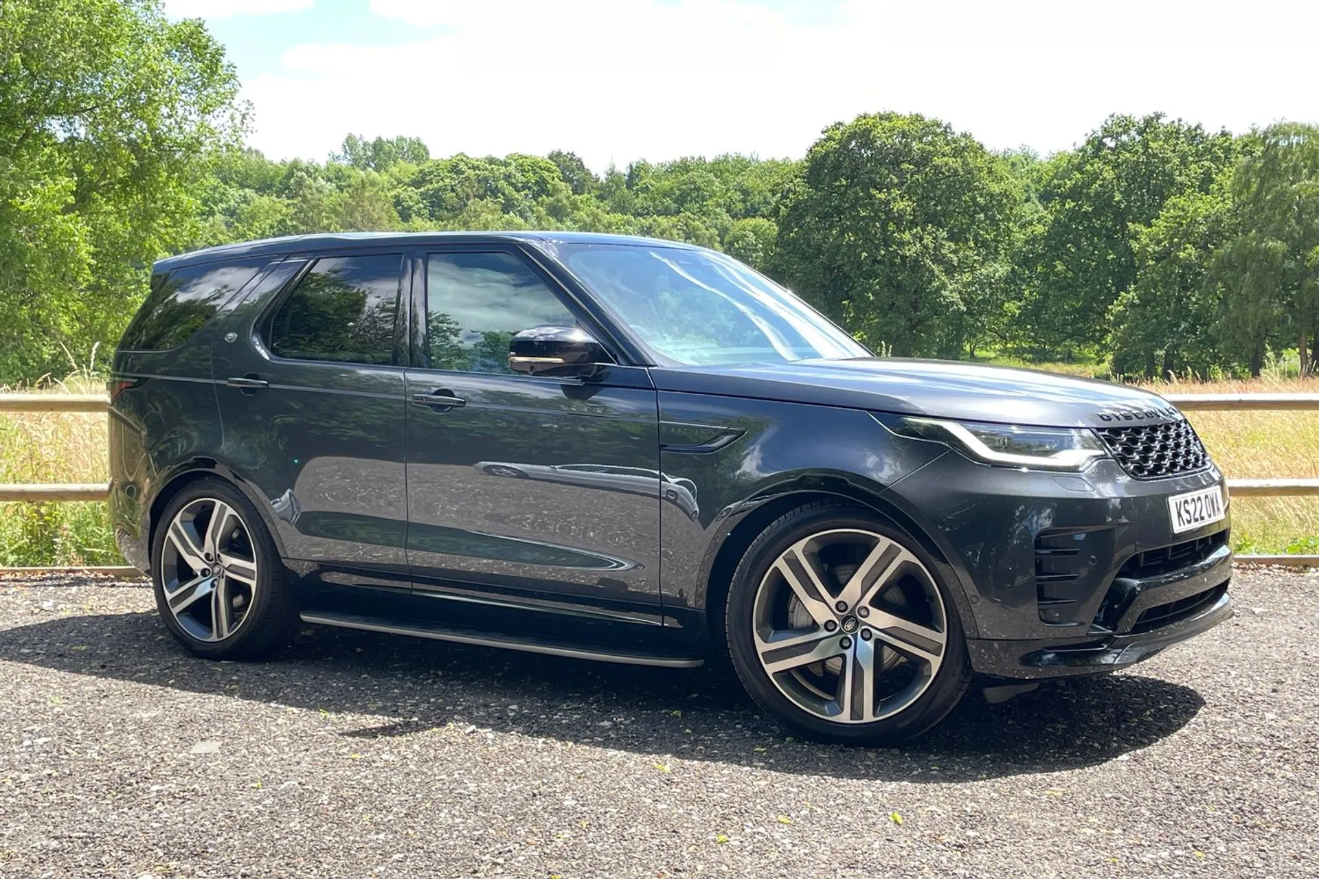 LAND ROVER DISCOVERY focused image