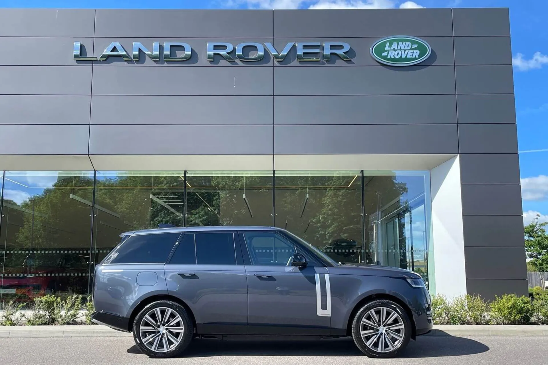 LAND ROVER RANGE ROVER thumbnail image number 2