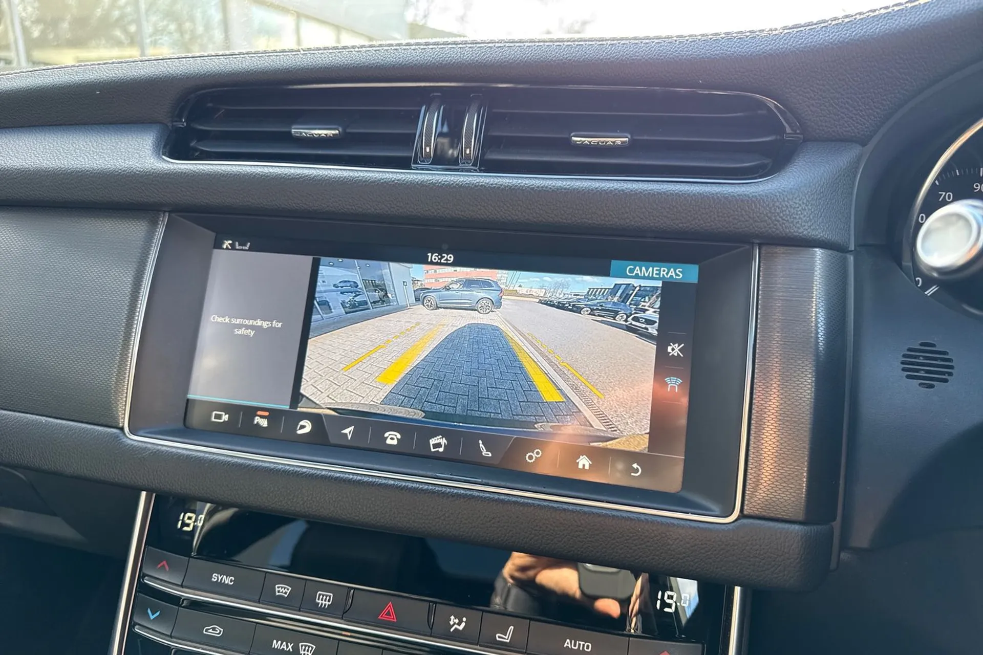Jaguar XF thumbnail image number 4