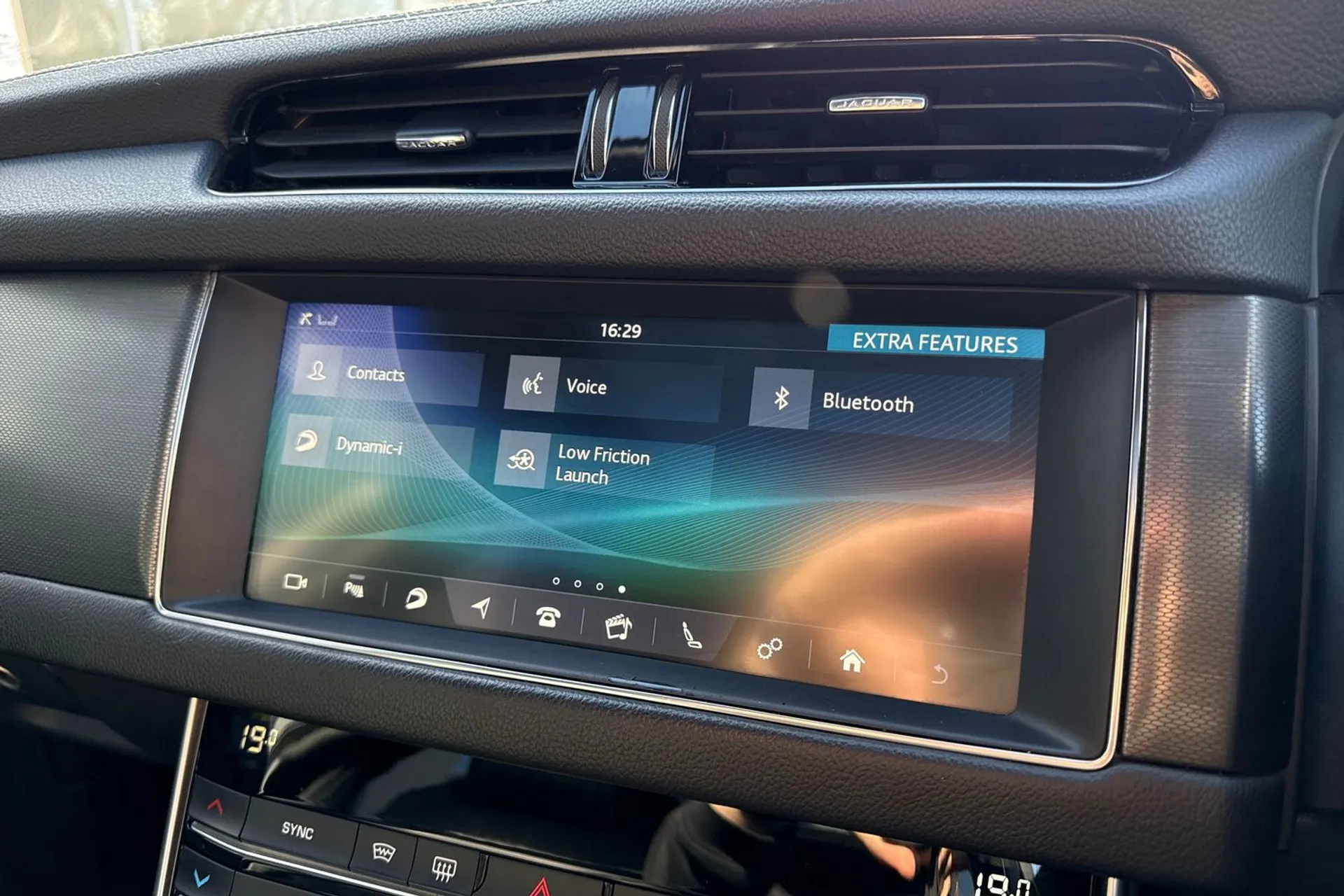 Jaguar XF thumbnail image number 40
