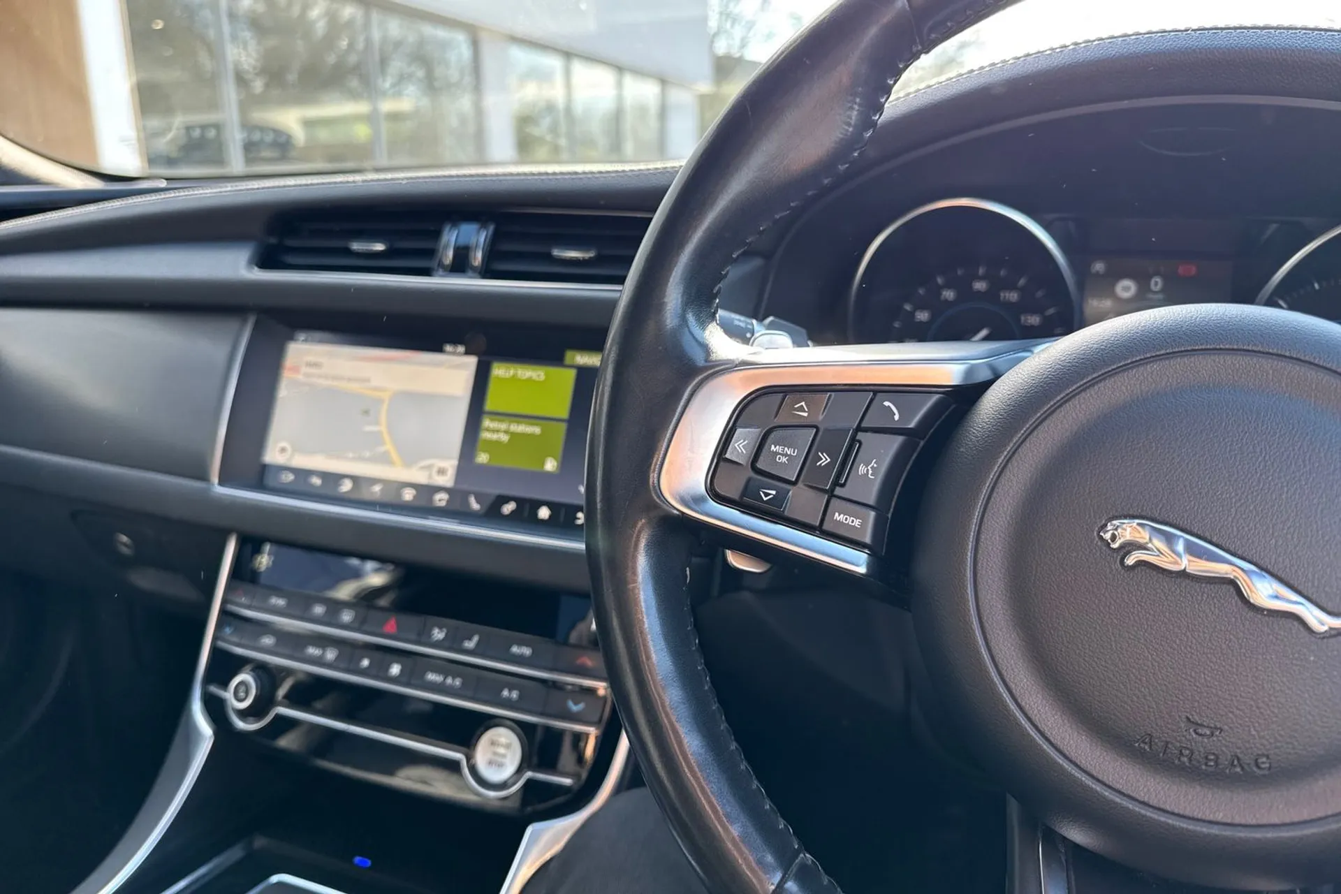 Jaguar XF thumbnail image number 36
