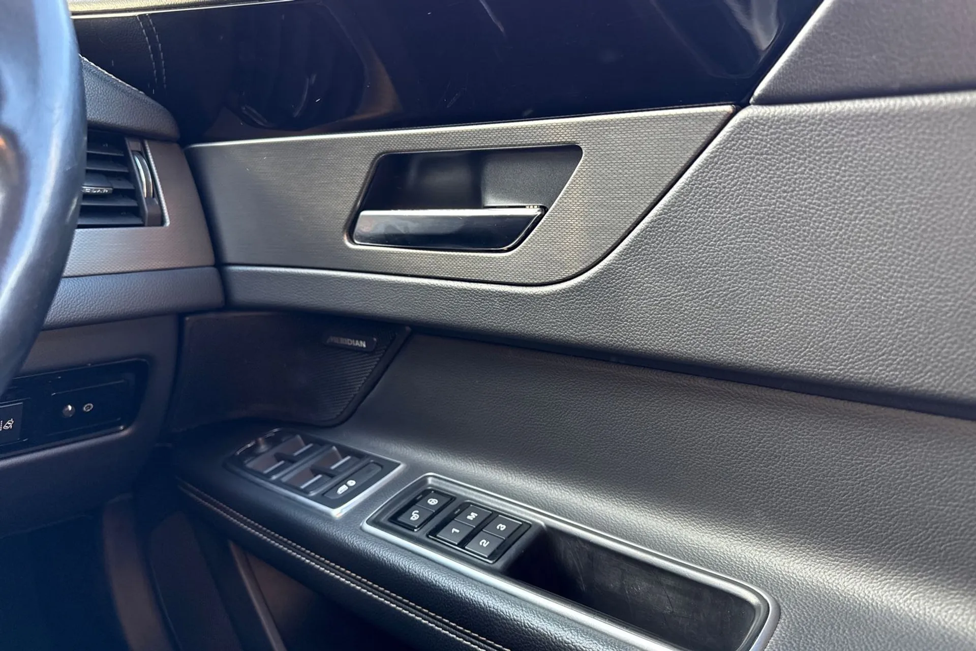 Jaguar XF thumbnail image number 42