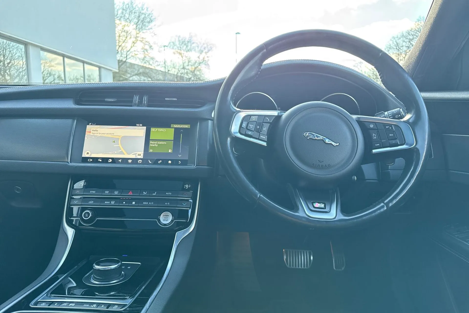 Jaguar XF thumbnail image number 34
