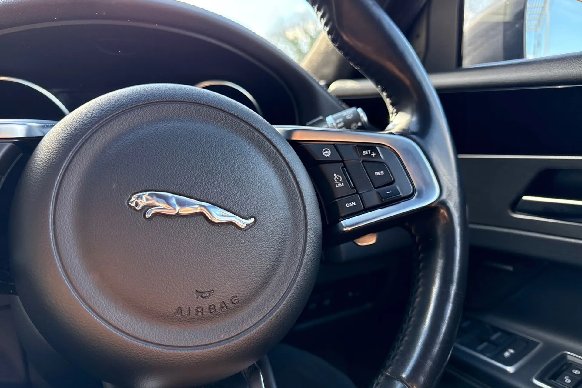 Jaguar XF thumbnail image number 37