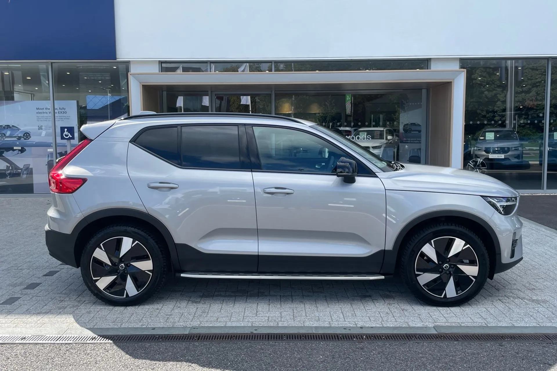 Volvo XC40 thumbnail image number 2