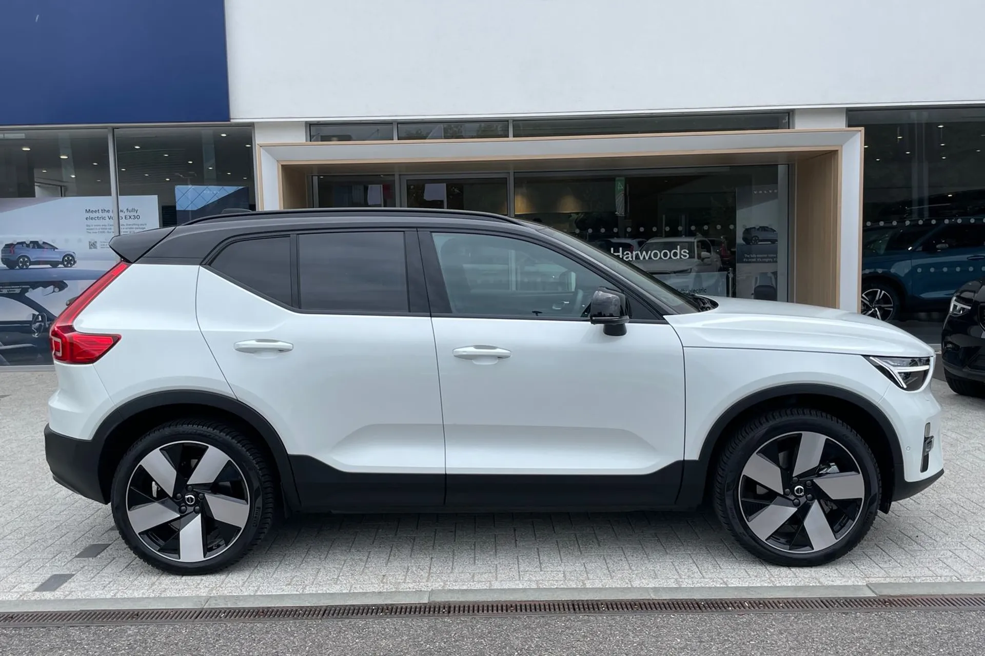 Volvo XC40 thumbnail image number 2