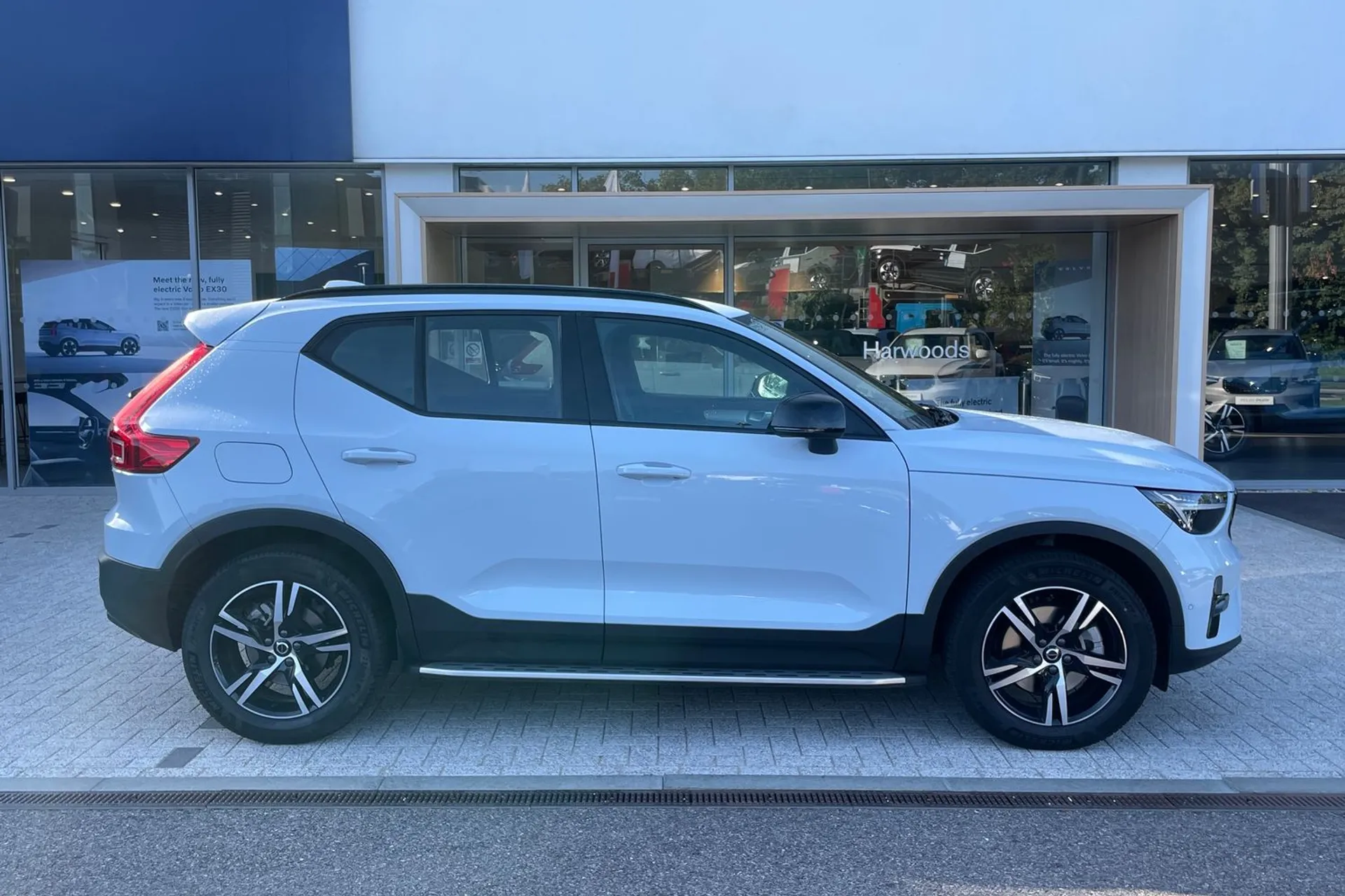 Volvo XC40 thumbnail image number 2