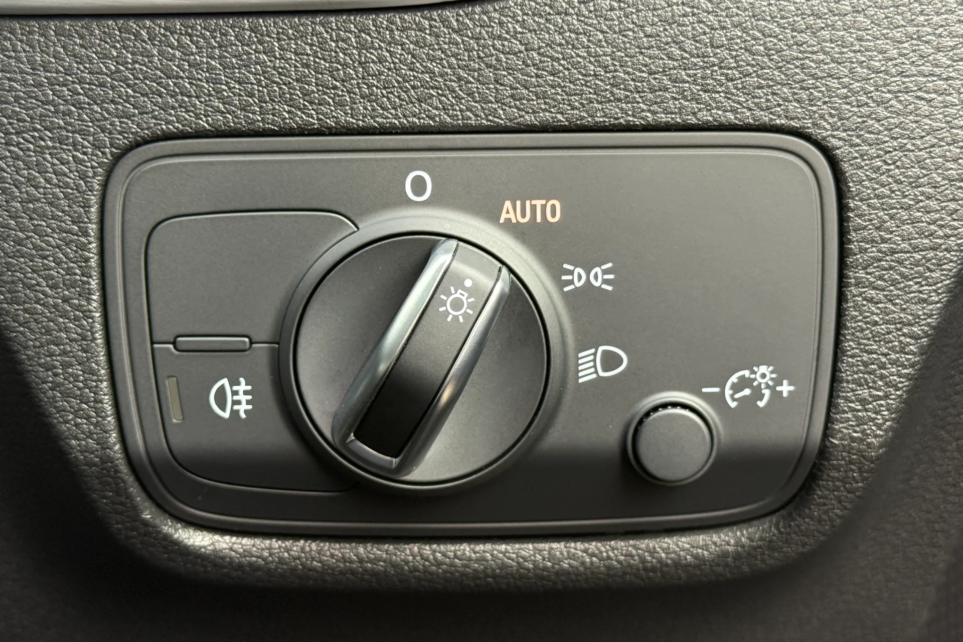 Audi Q2 thumbnail image number 22