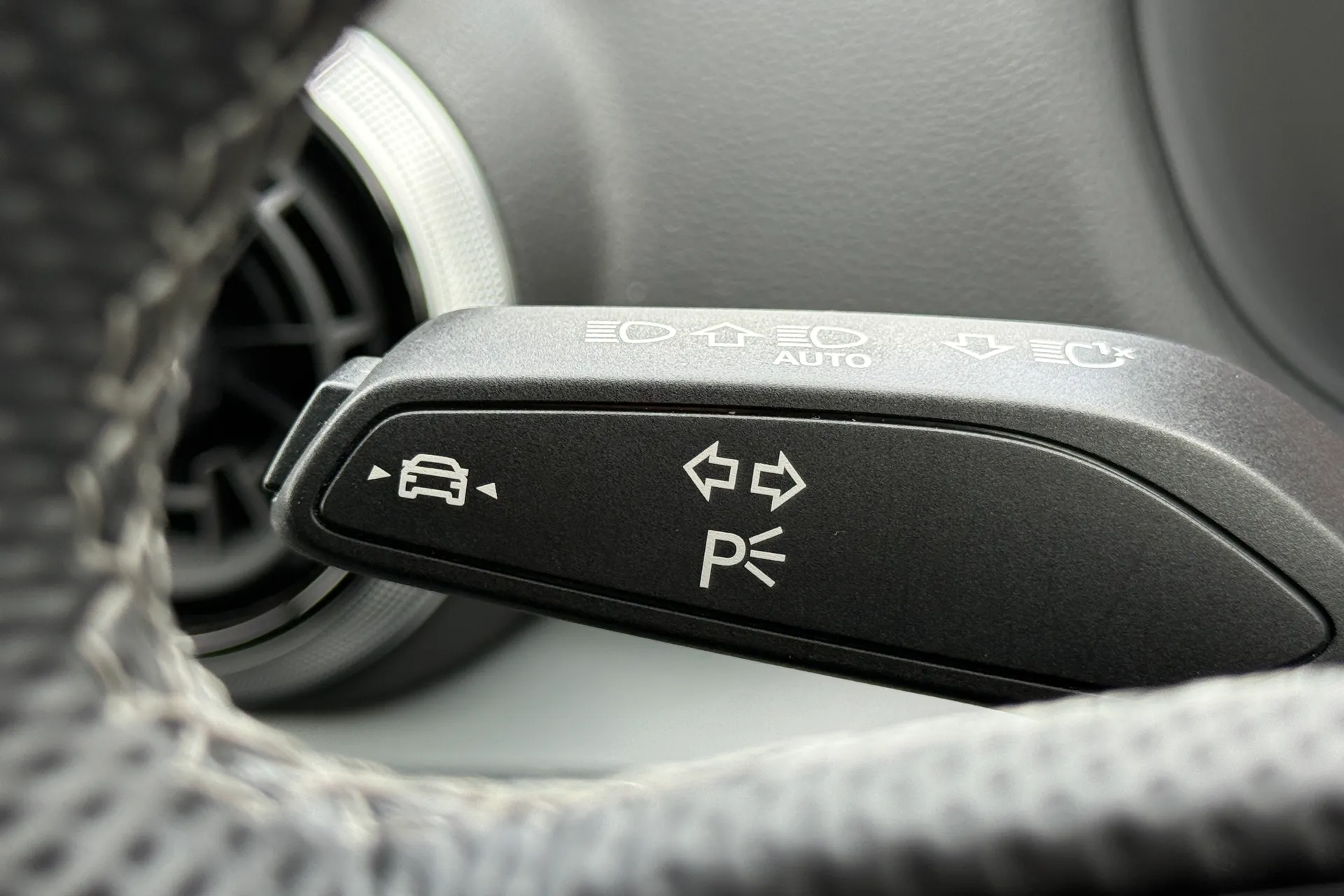 Audi Q2 thumbnail image number 18