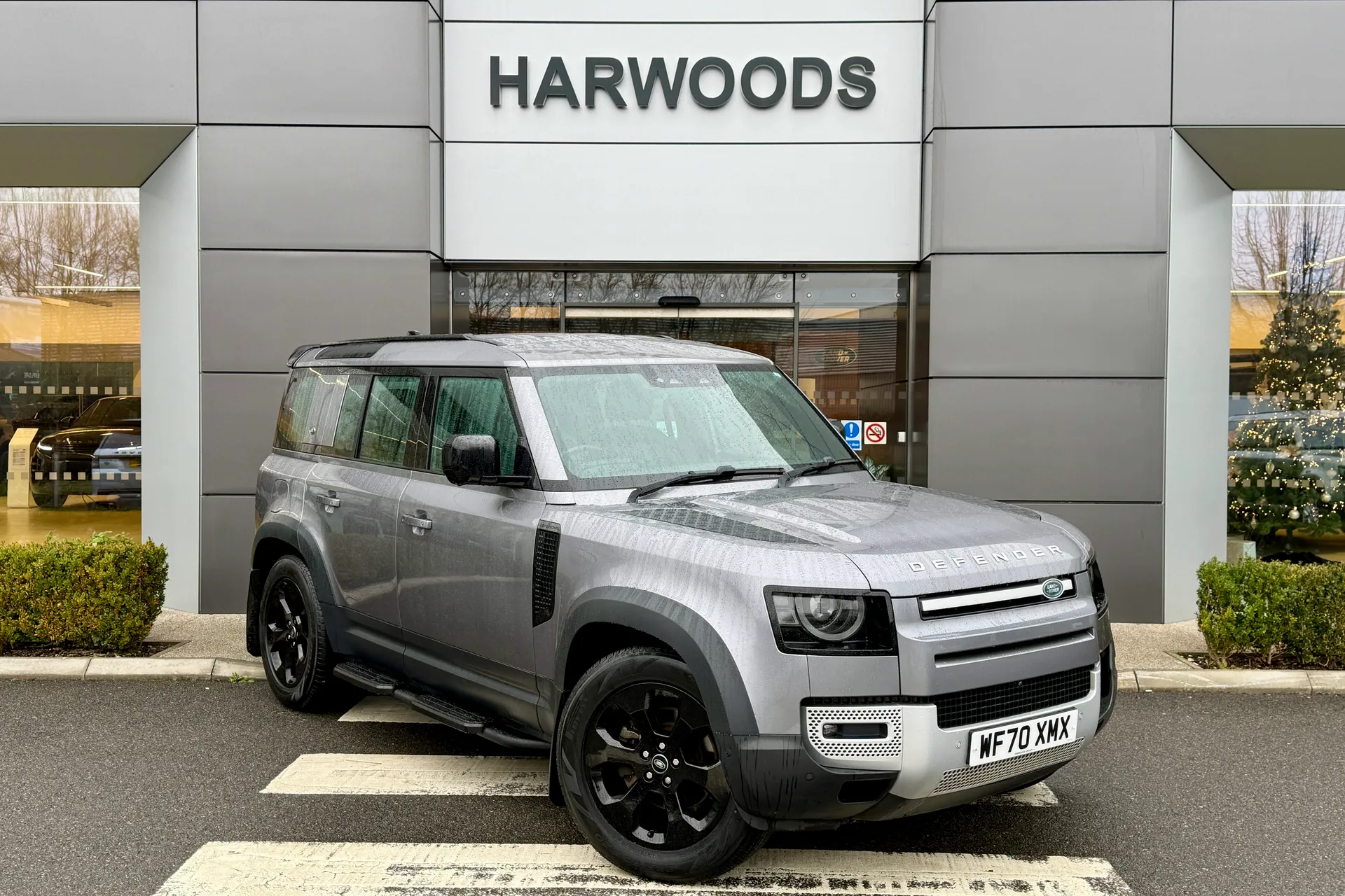 LAND ROVER DEFENDER focused image