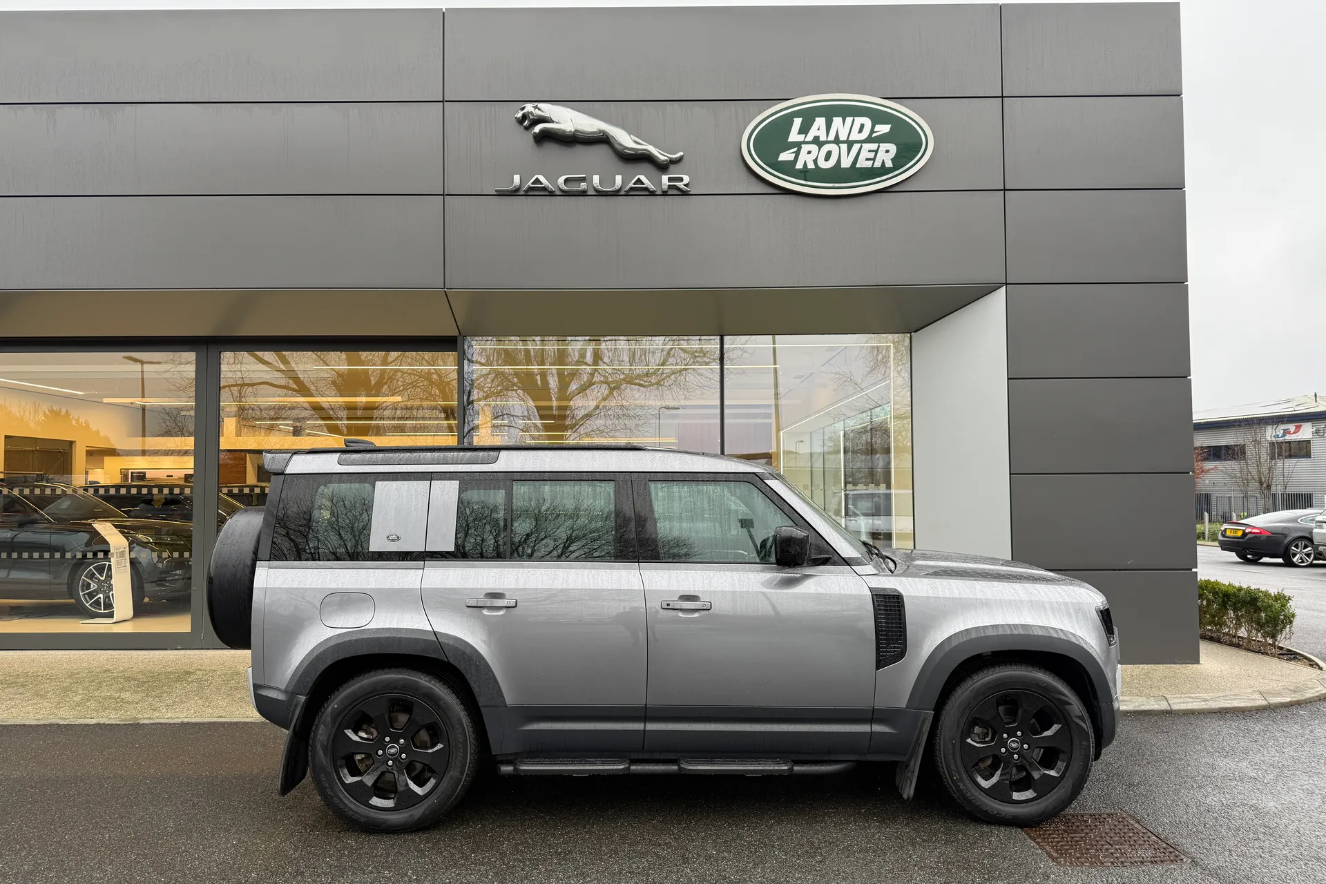 LAND ROVER DEFENDER thumbnail image number 2