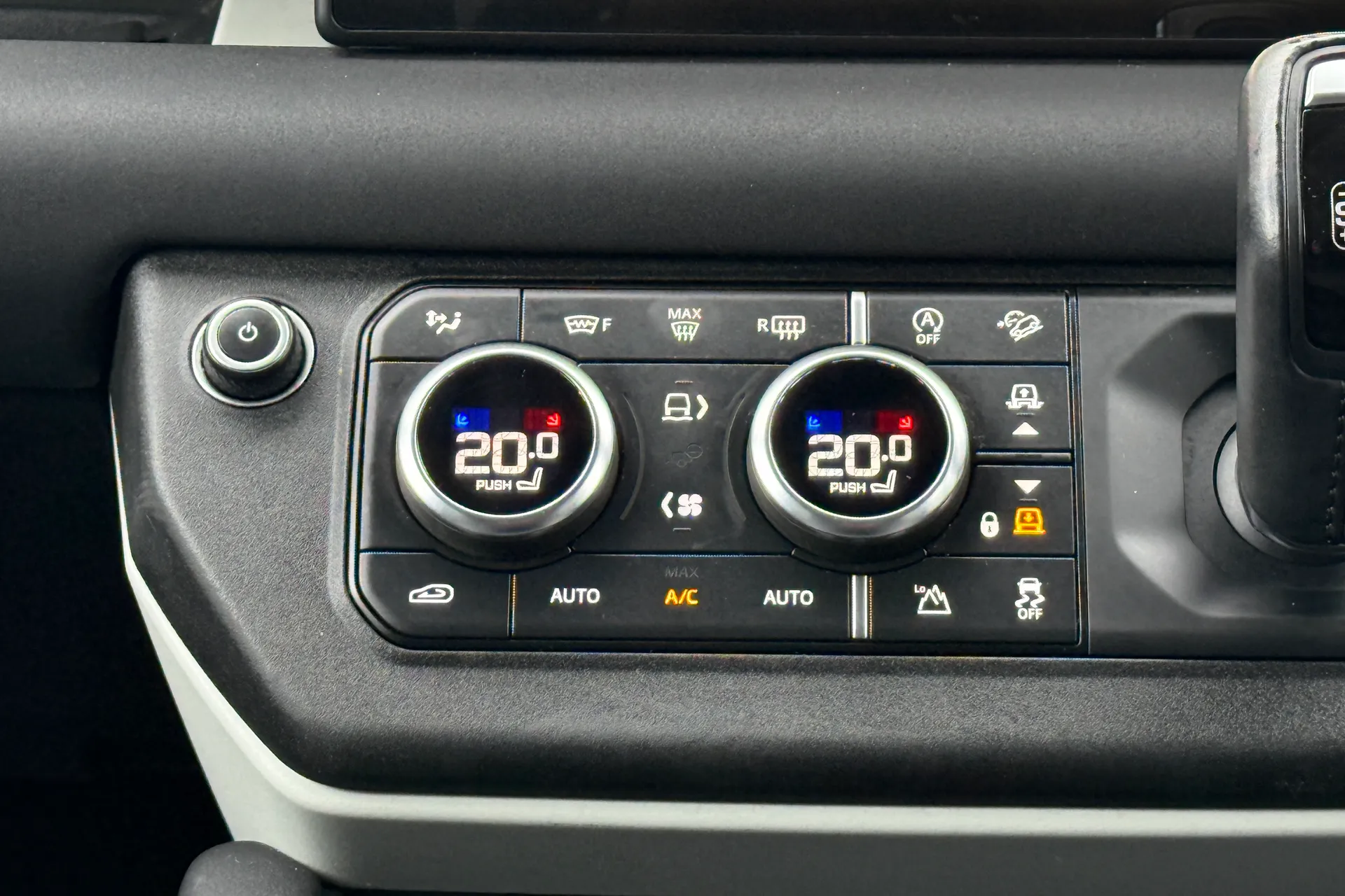 LAND ROVER DEFENDER thumbnail image number 16