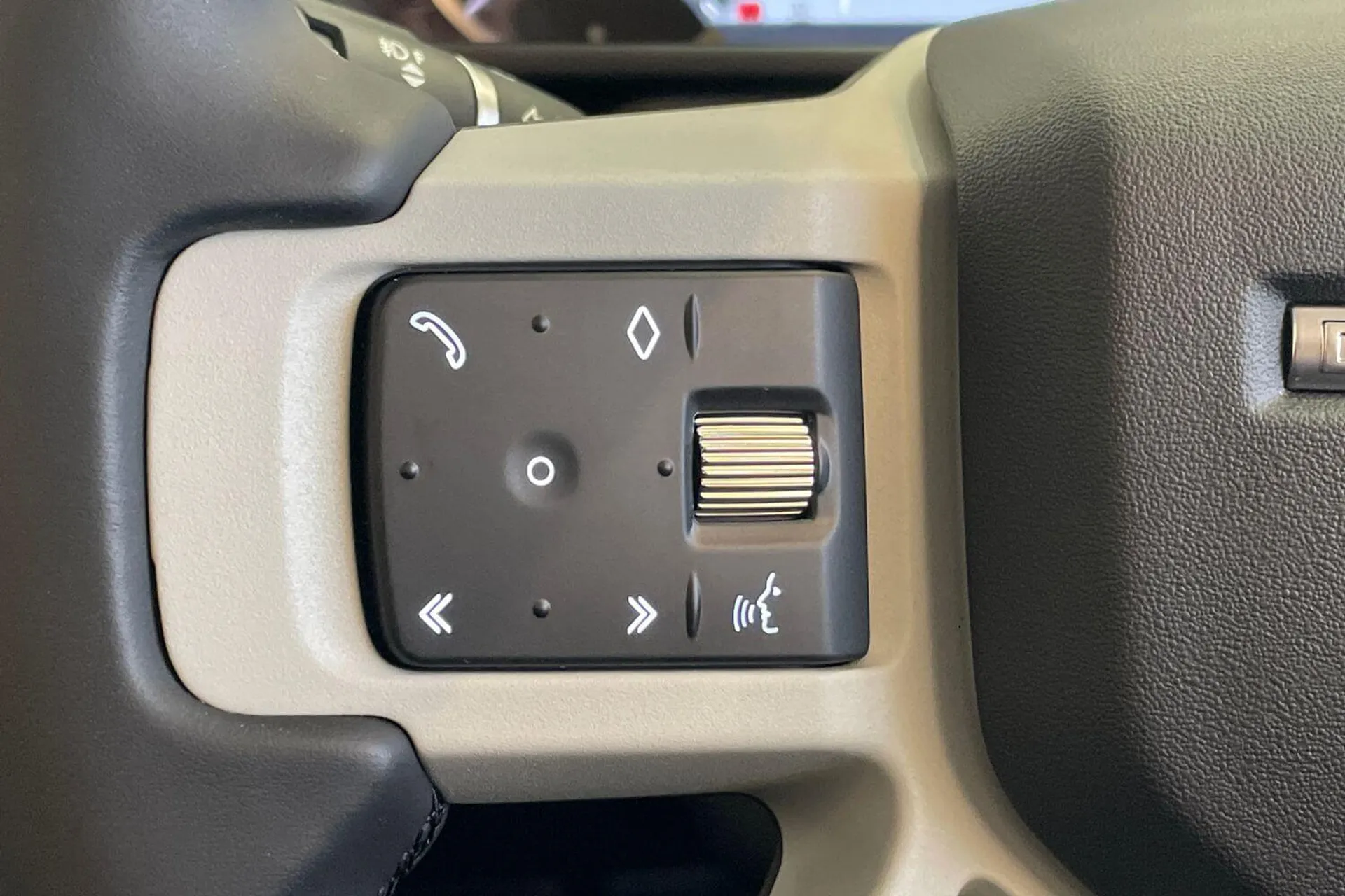 LAND ROVER Defender 110 thumbnail image number 42