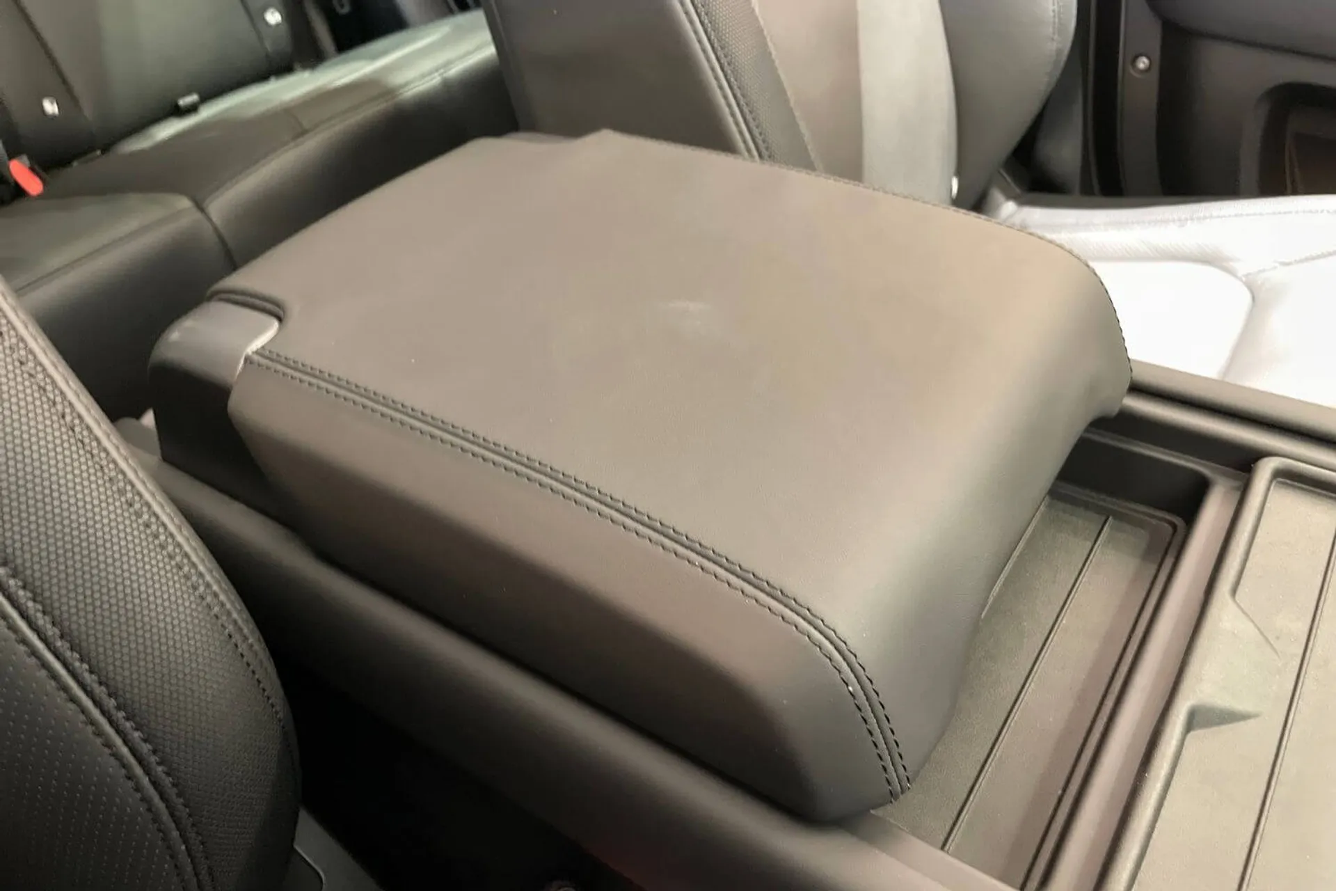 LAND ROVER Defender 110 thumbnail image number 47