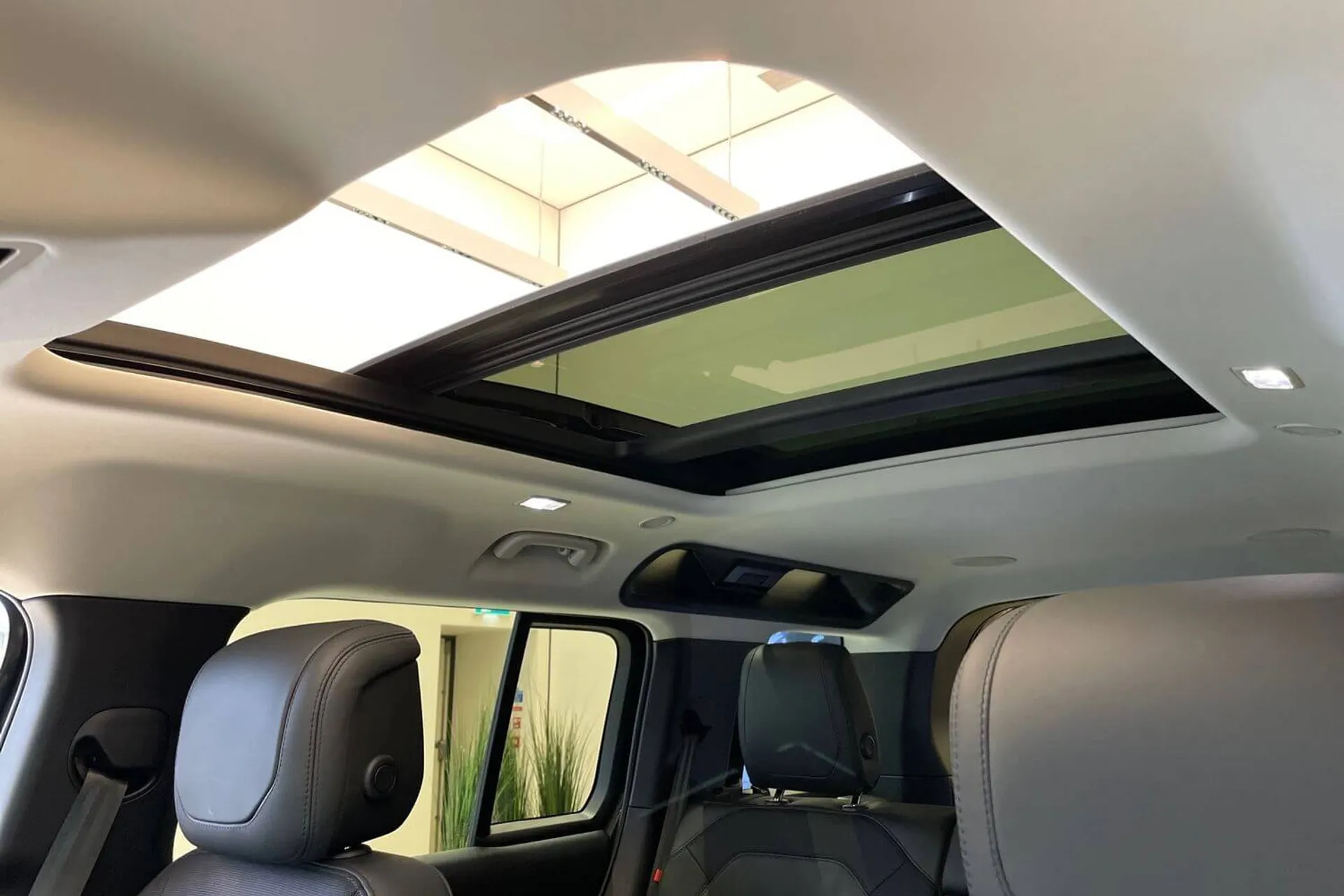 LAND ROVER Defender 110 thumbnail image number 4