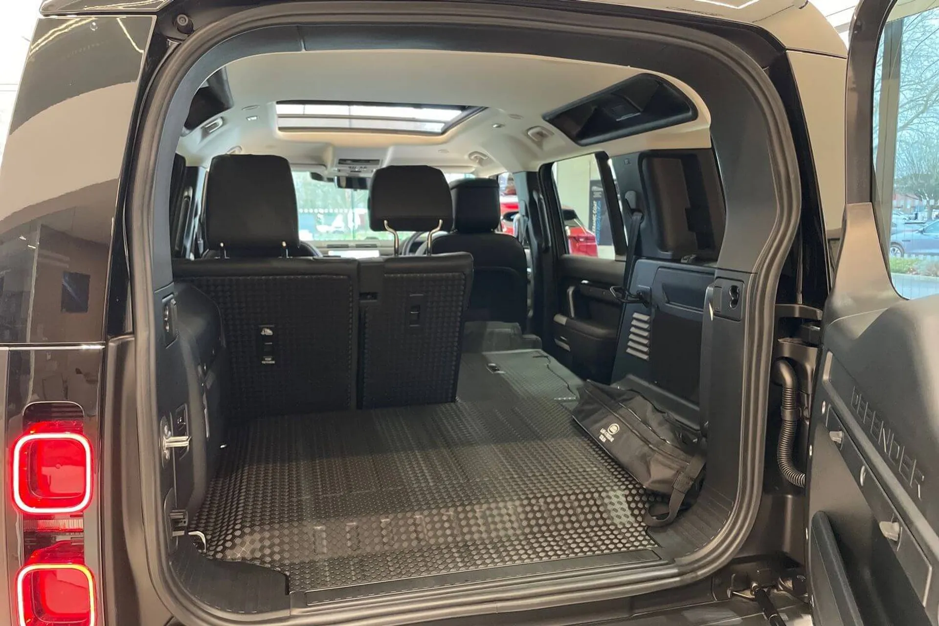 LAND ROVER Defender 110 thumbnail image number 31