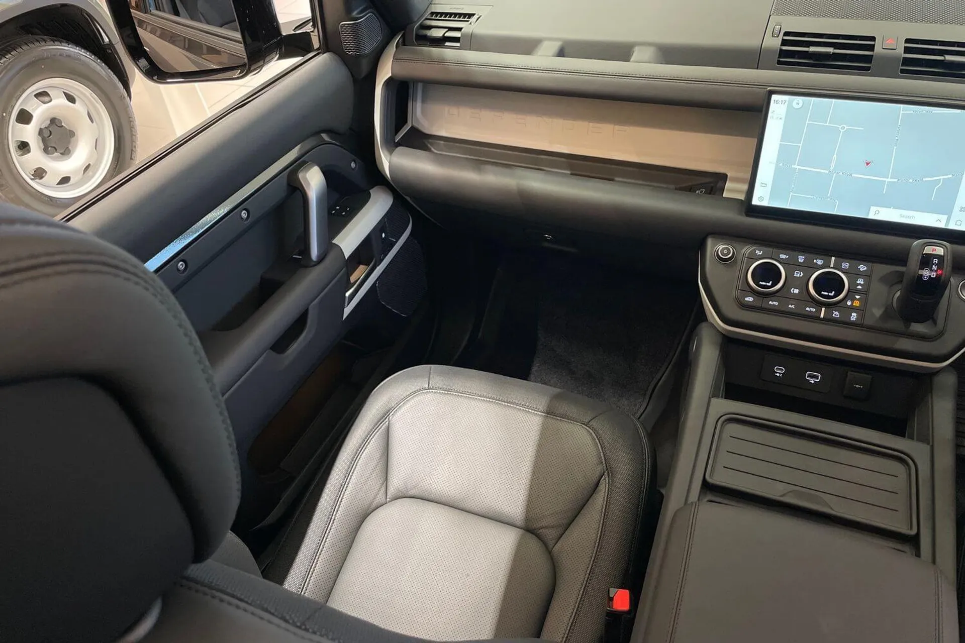 LAND ROVER Defender 110 thumbnail image number 15