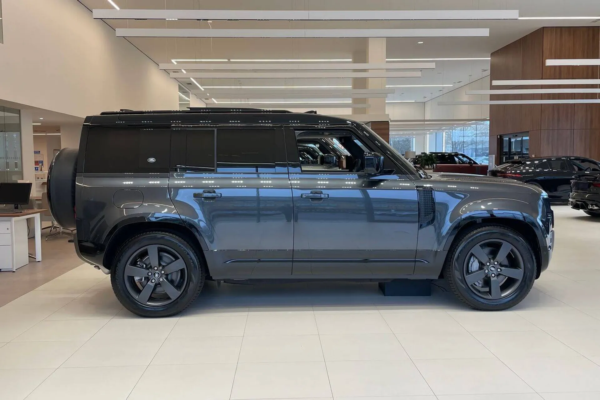 LAND ROVER Defender 110 thumbnail image number 2