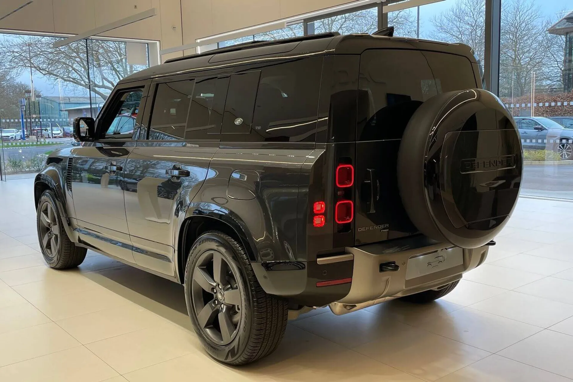 LAND ROVER Defender 110 thumbnail image number 9