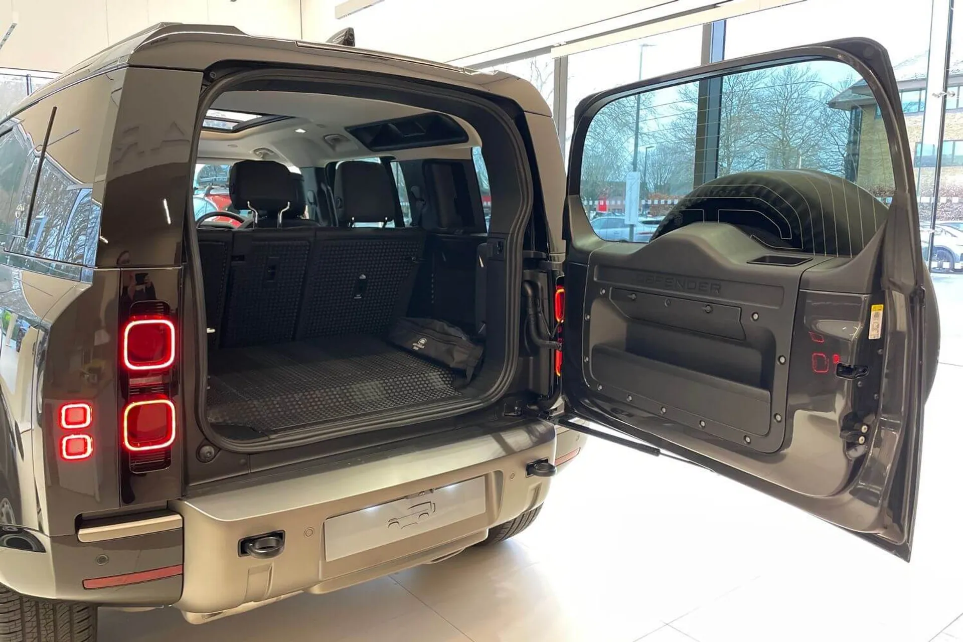 LAND ROVER Defender 110 thumbnail image number 21