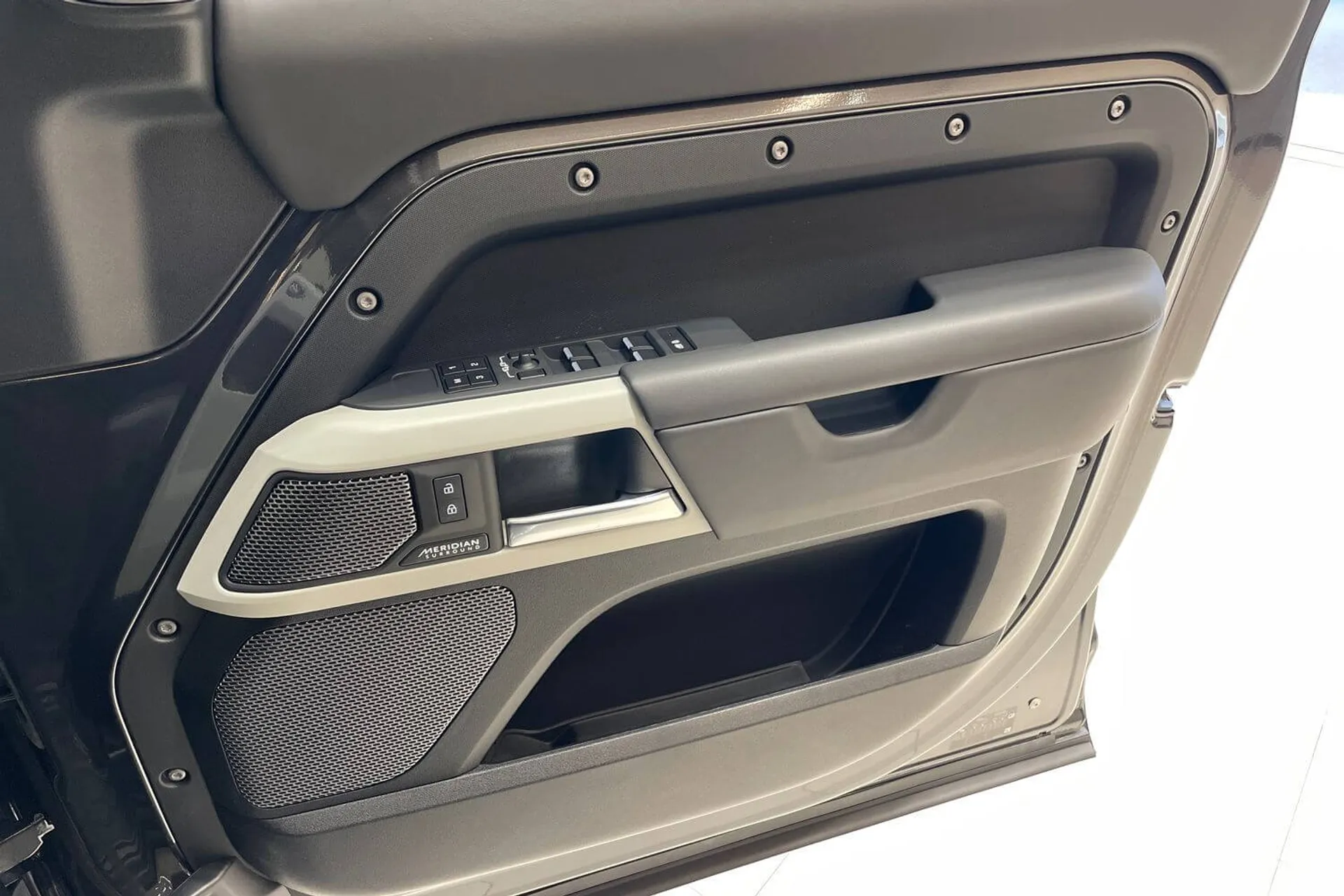 LAND ROVER Defender 110 thumbnail image number 46