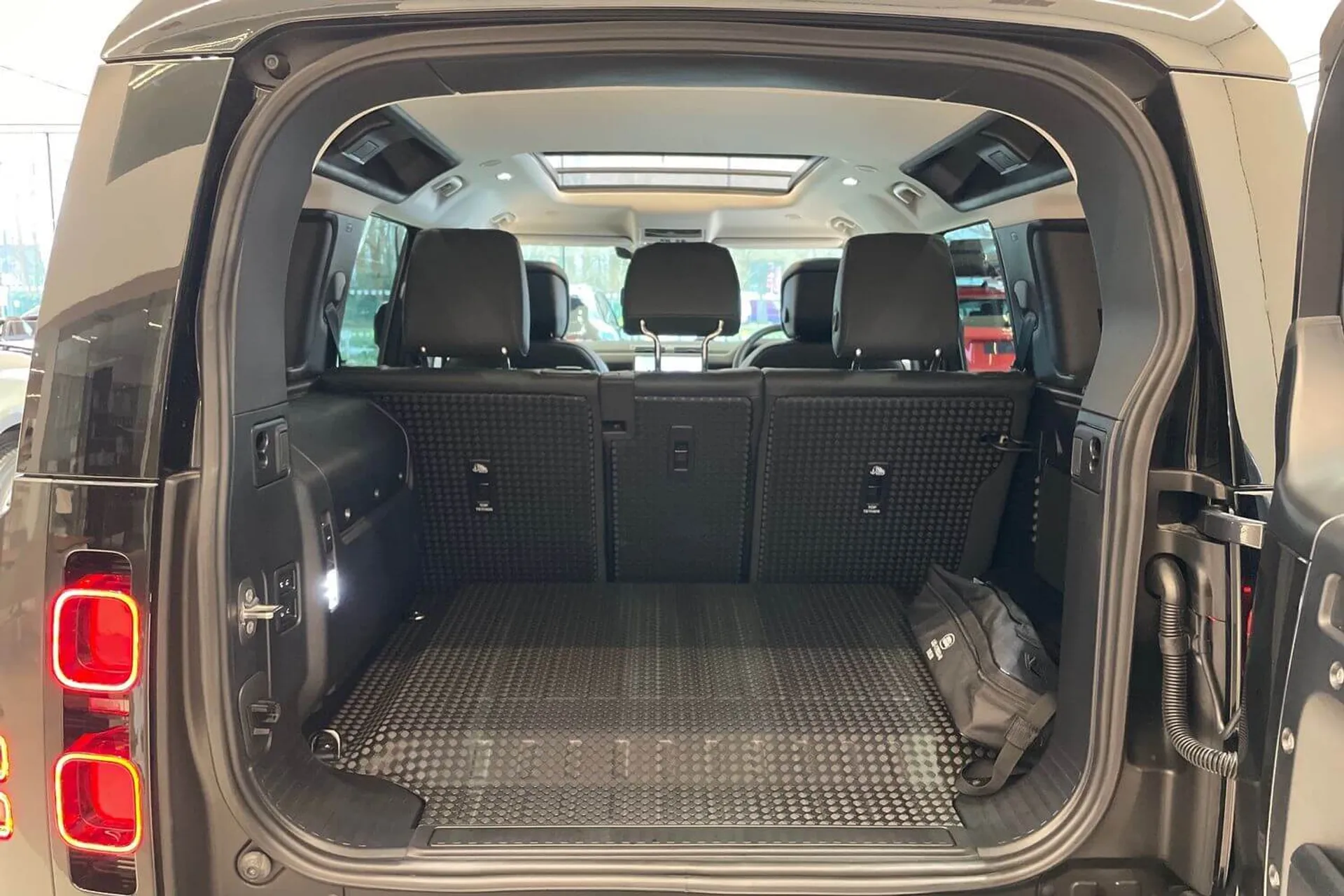 LAND ROVER Defender 110 thumbnail image number 28