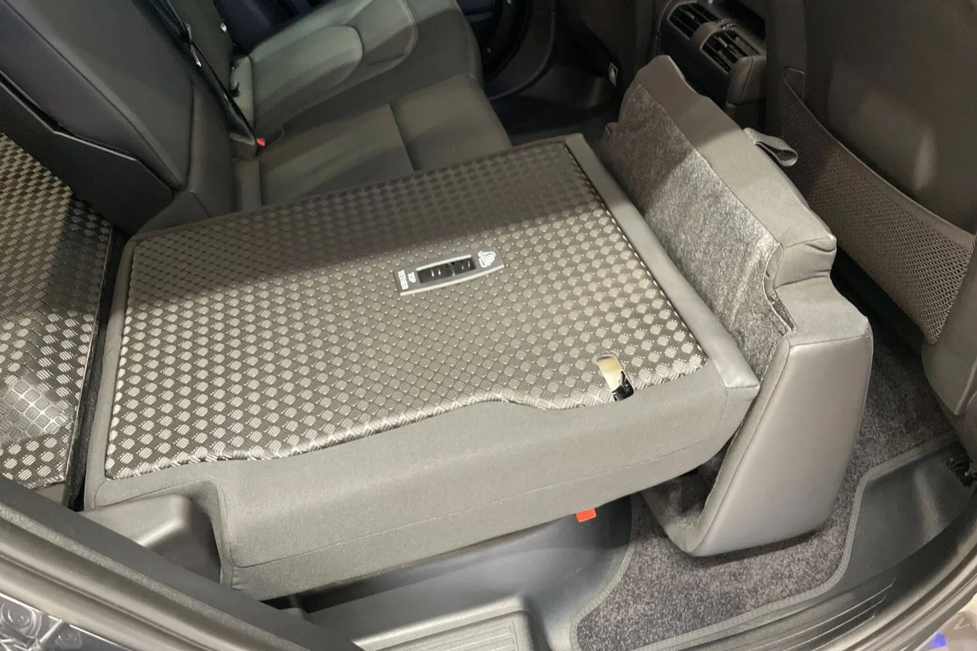 LAND ROVER Defender 110 thumbnail image number 54