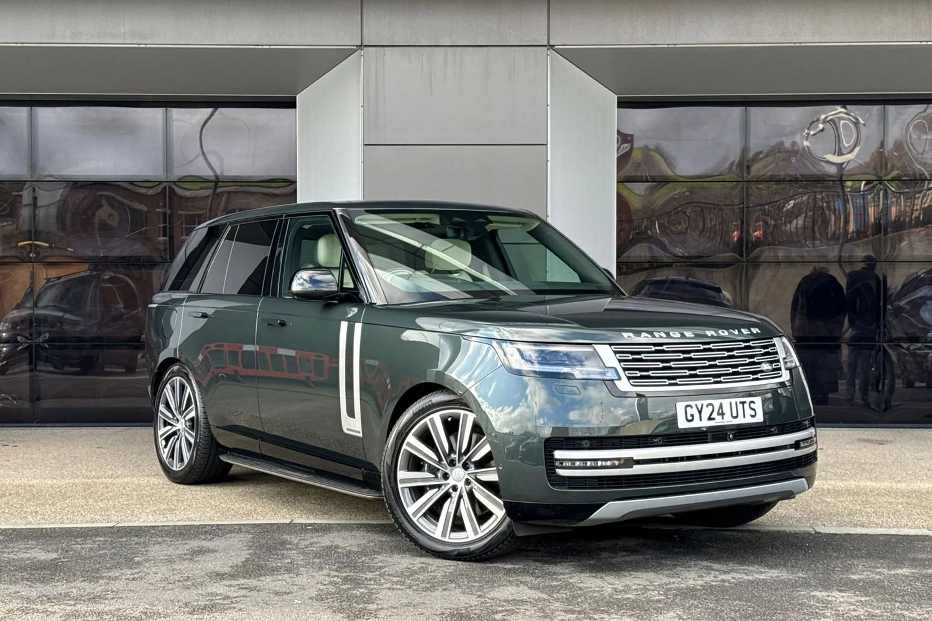 LAND ROVER RANGE ROVER focused image